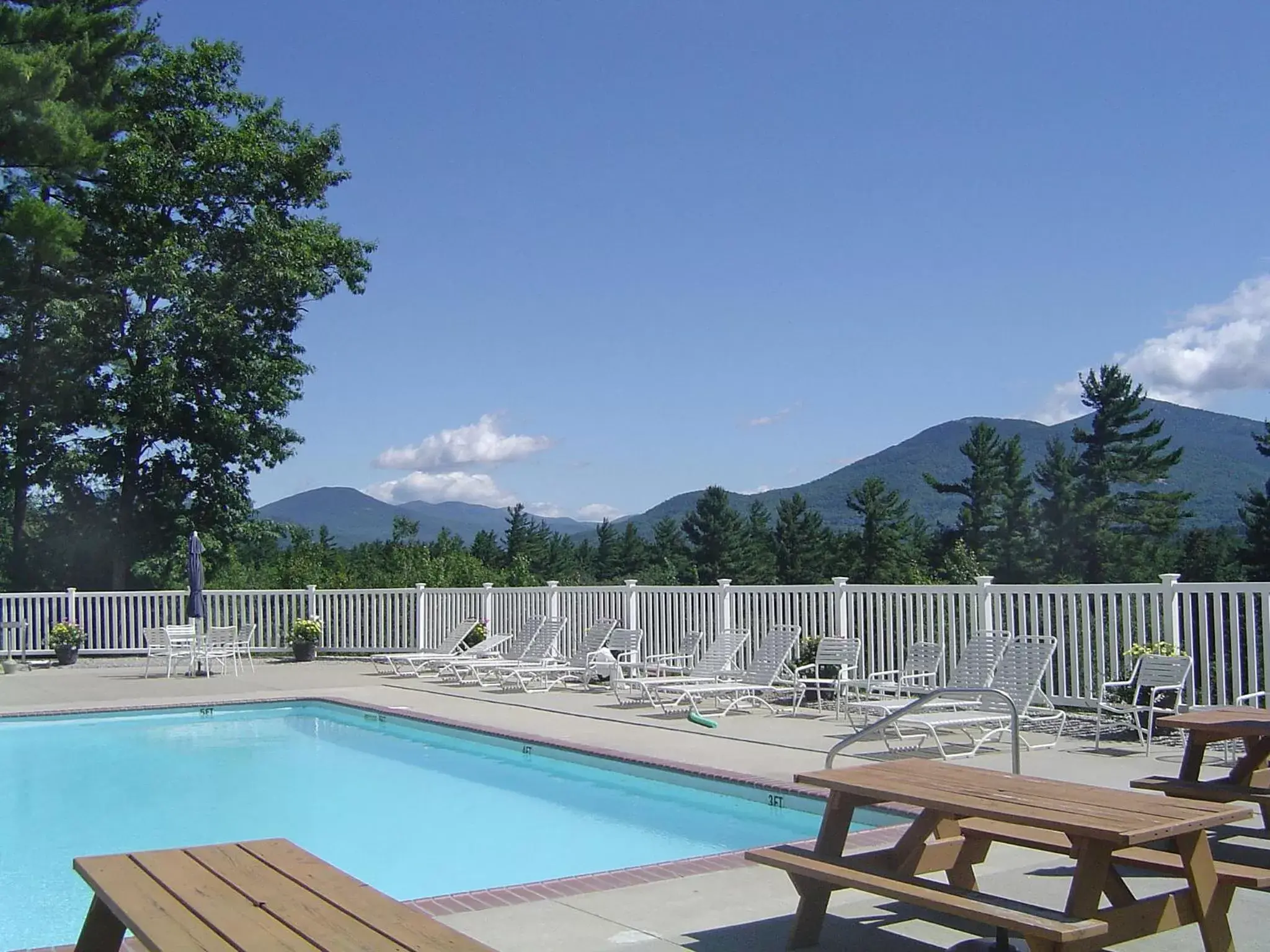 Hot Tub, Swimming Pool in White Mountain Hotel and Resort