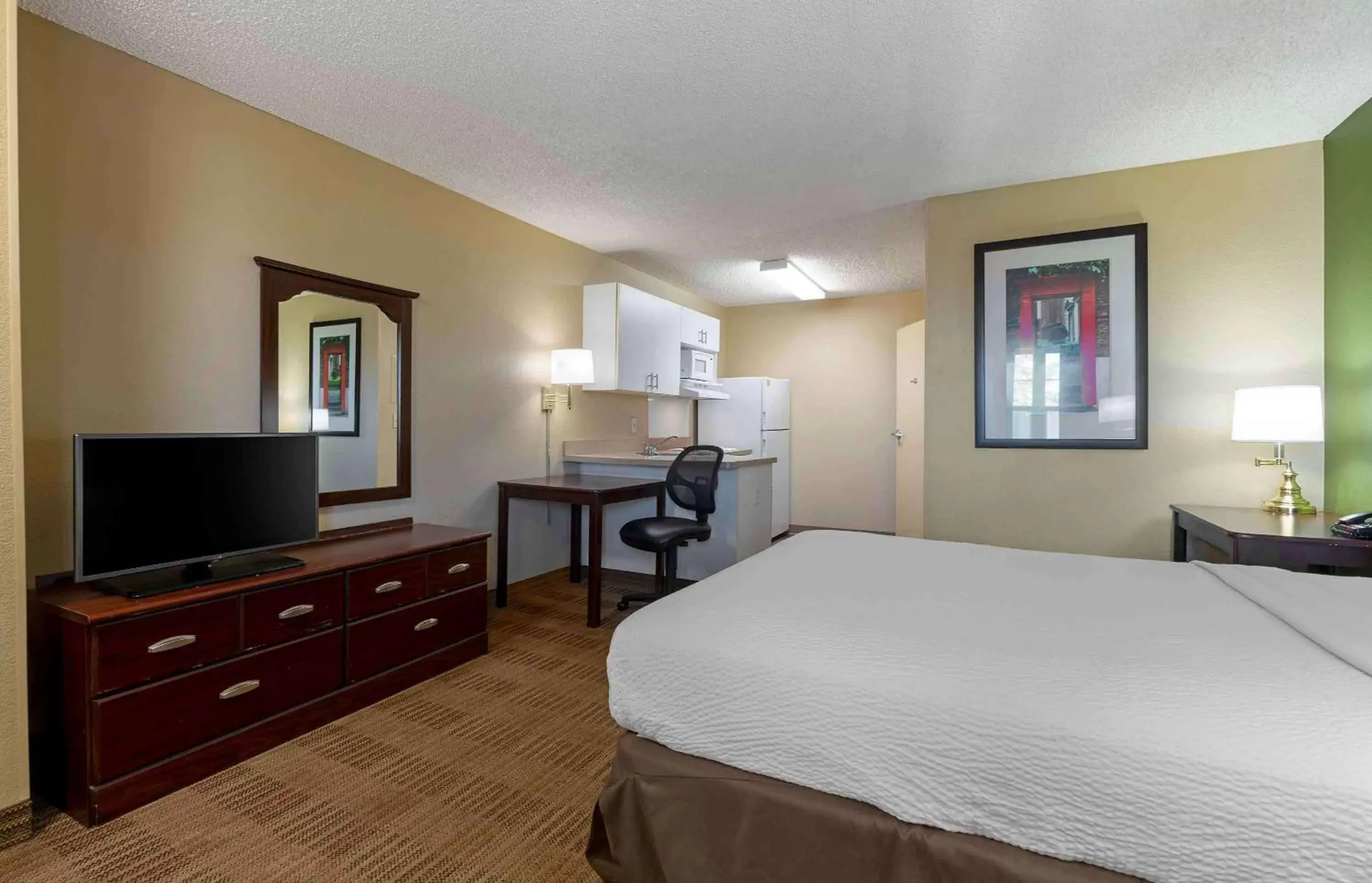 Bedroom, Bed in Extended Stay America Suites - Sacramento - White Rock Rd