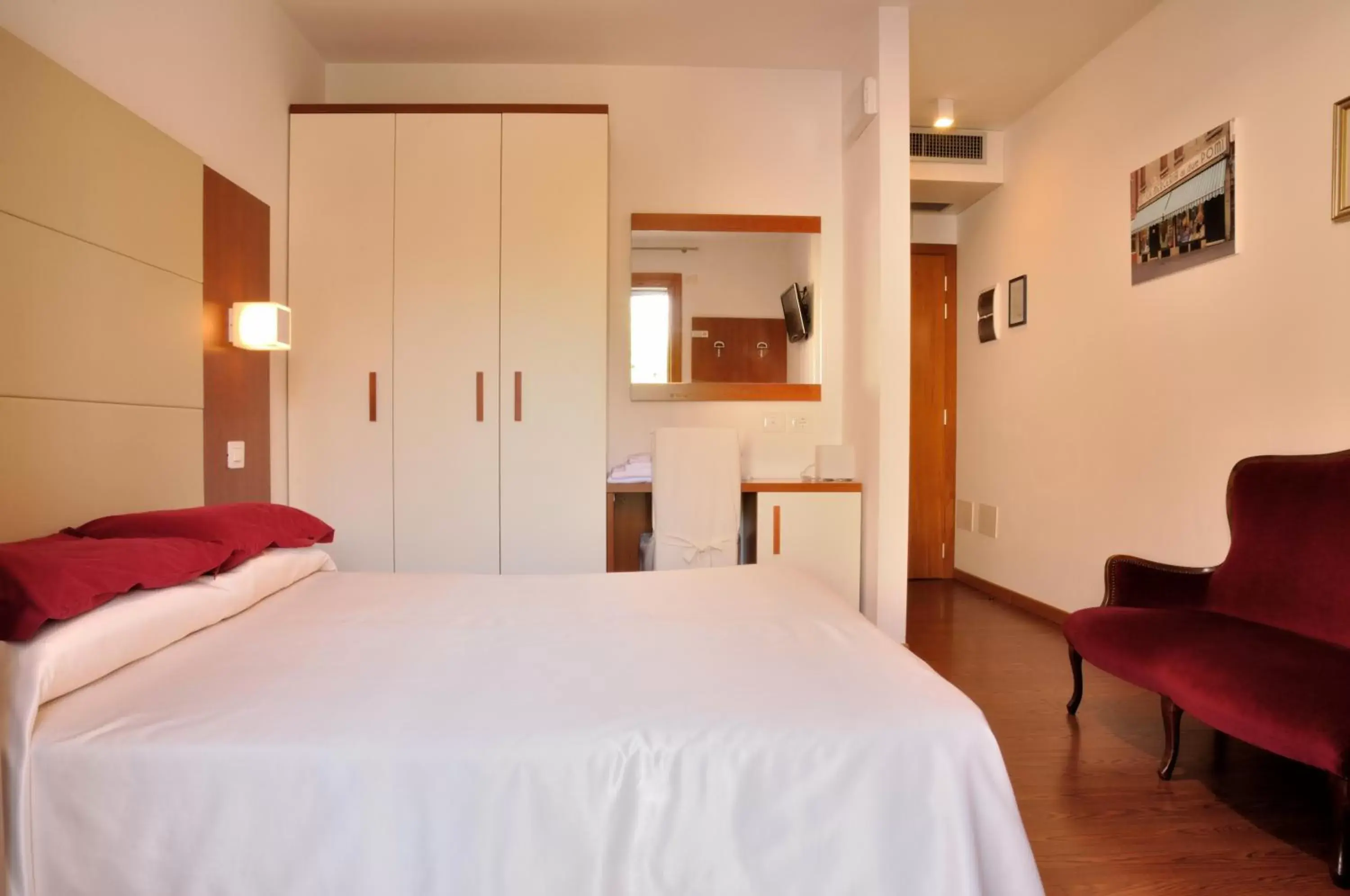 Shower, Bed in Hotel Mezzaluna