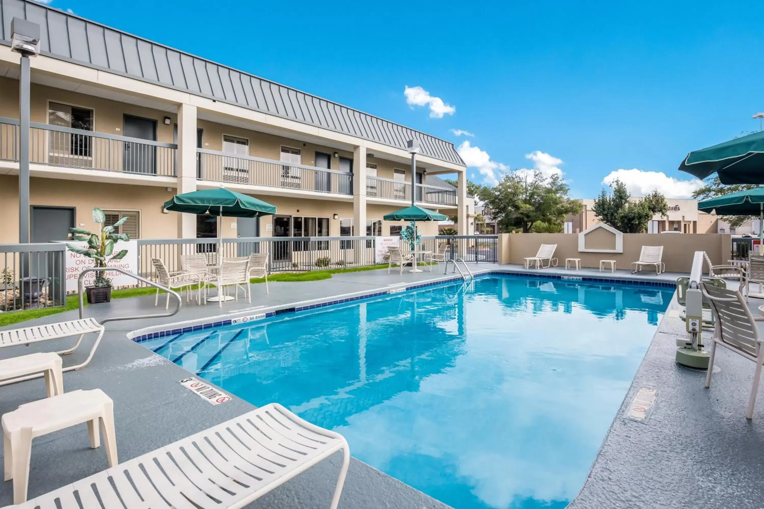 Swimming pool in Quality Inn Albany Swimming pool in Quality Inn Albany
