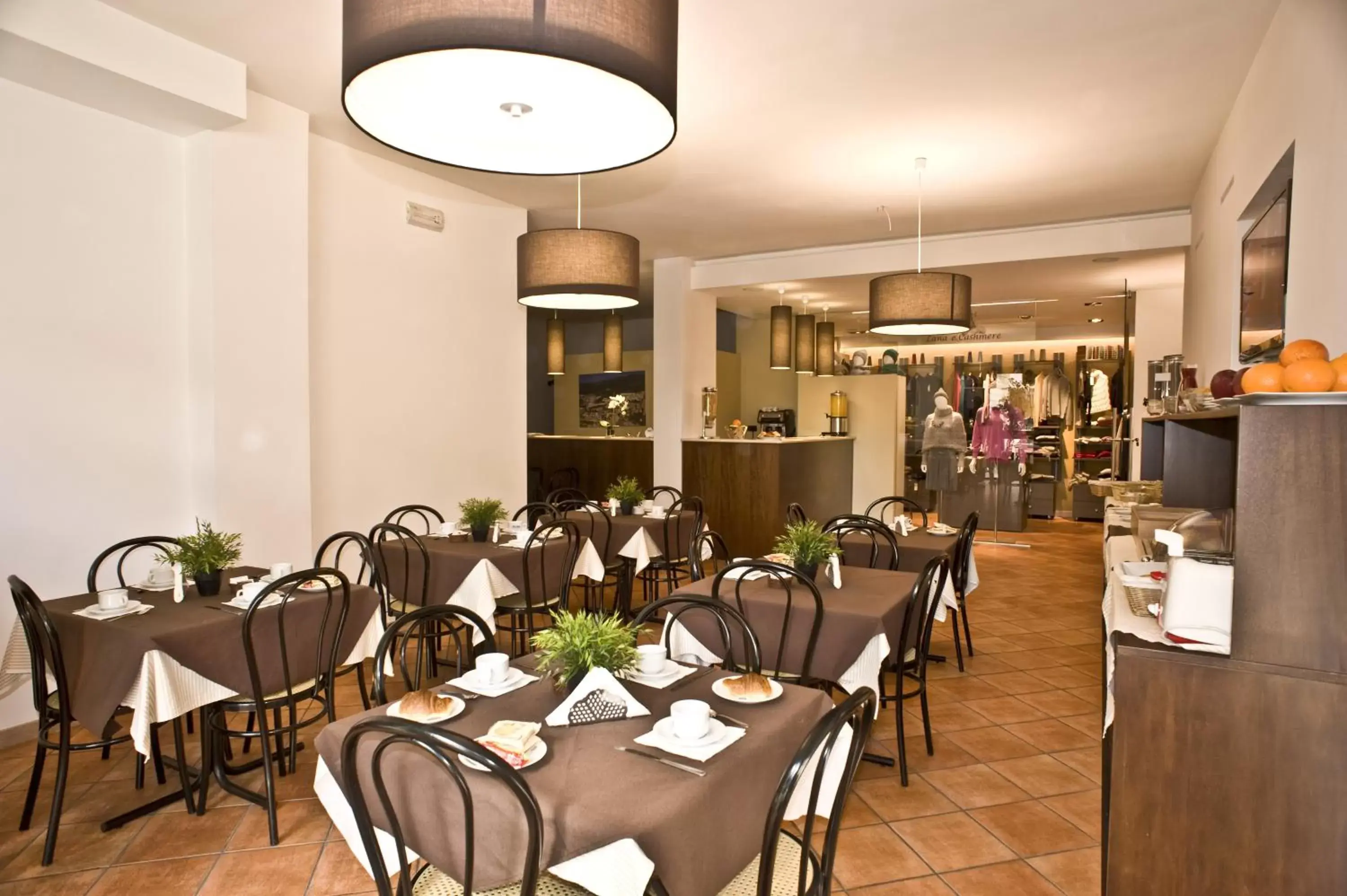 Restaurant/Places to Eat in Villa Santacroce