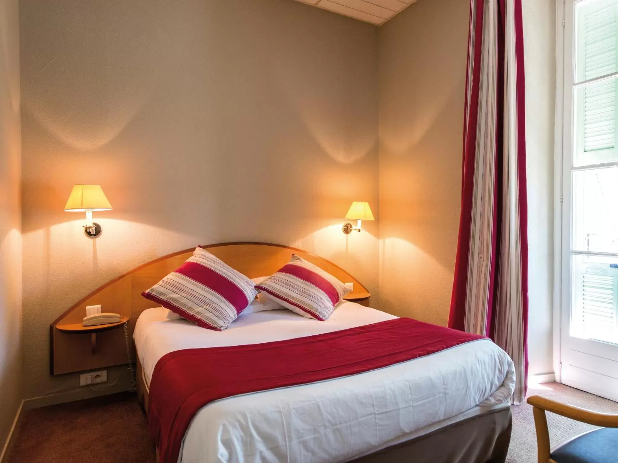 Bedroom, Bed in Hôtel Vacances Bleues Balmoral