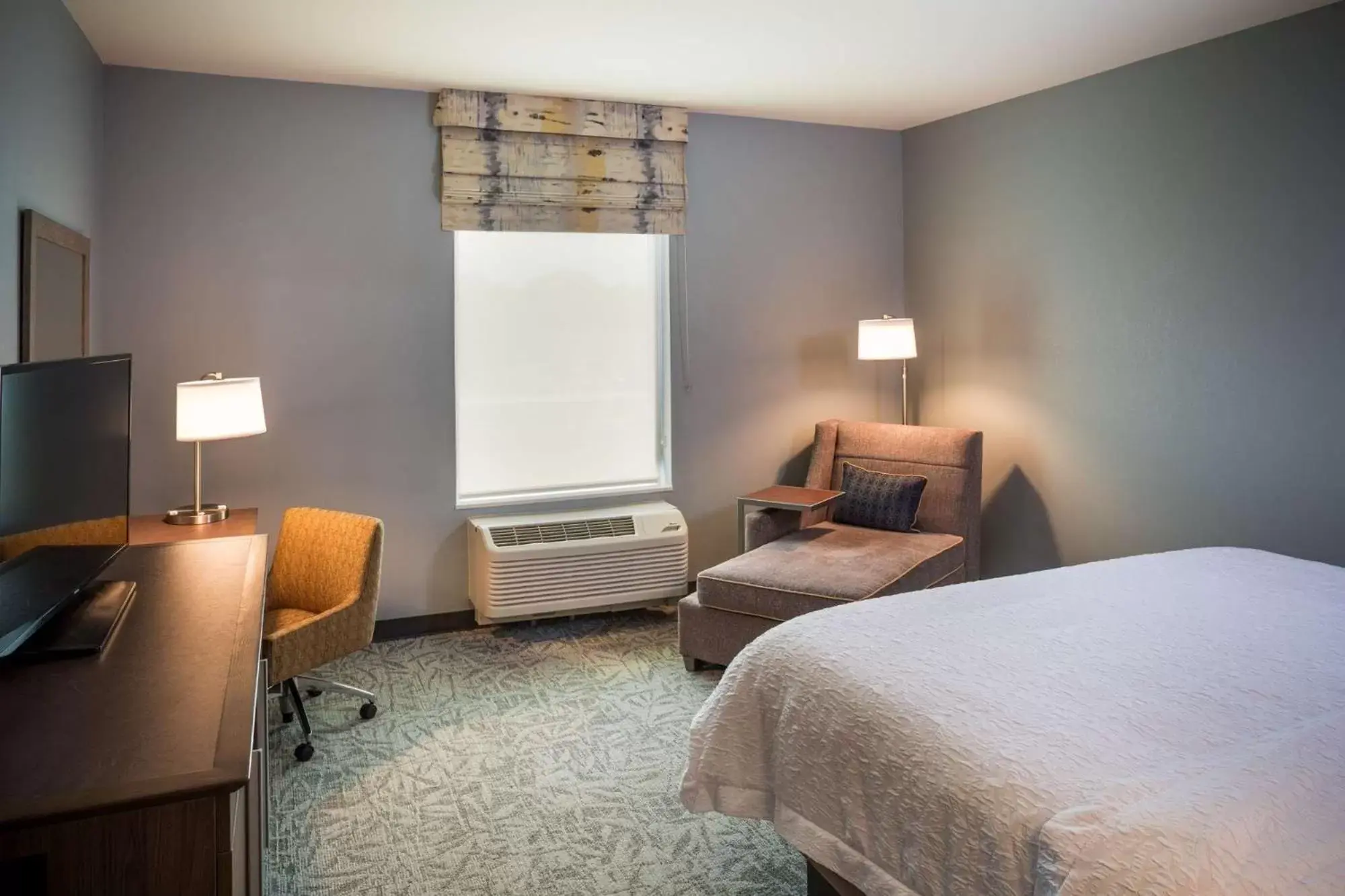 Bedroom, Bed in Hampton Inn Atlantic City/Absecon, NJ