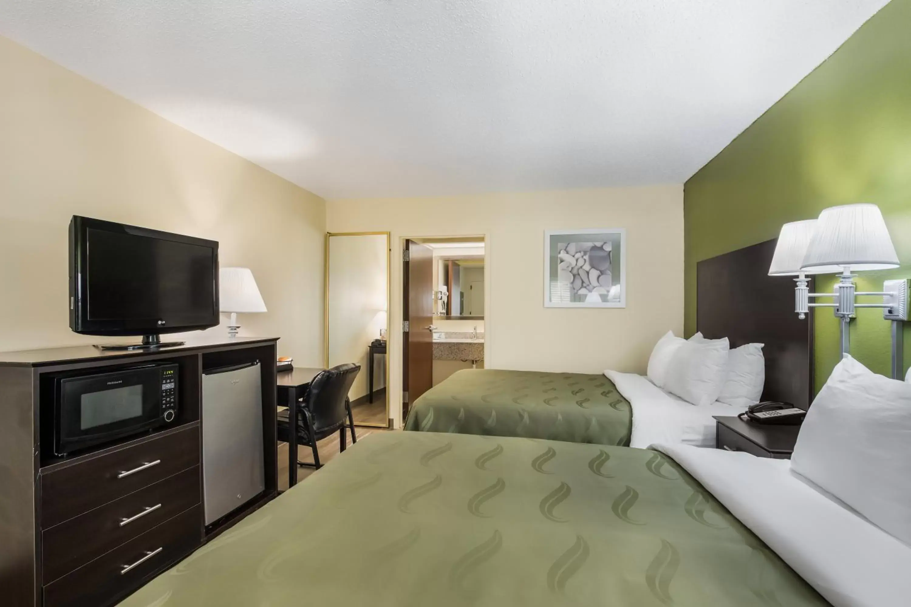 Photo of the whole room, TV/Entertainment Center in Quality Inn Albany