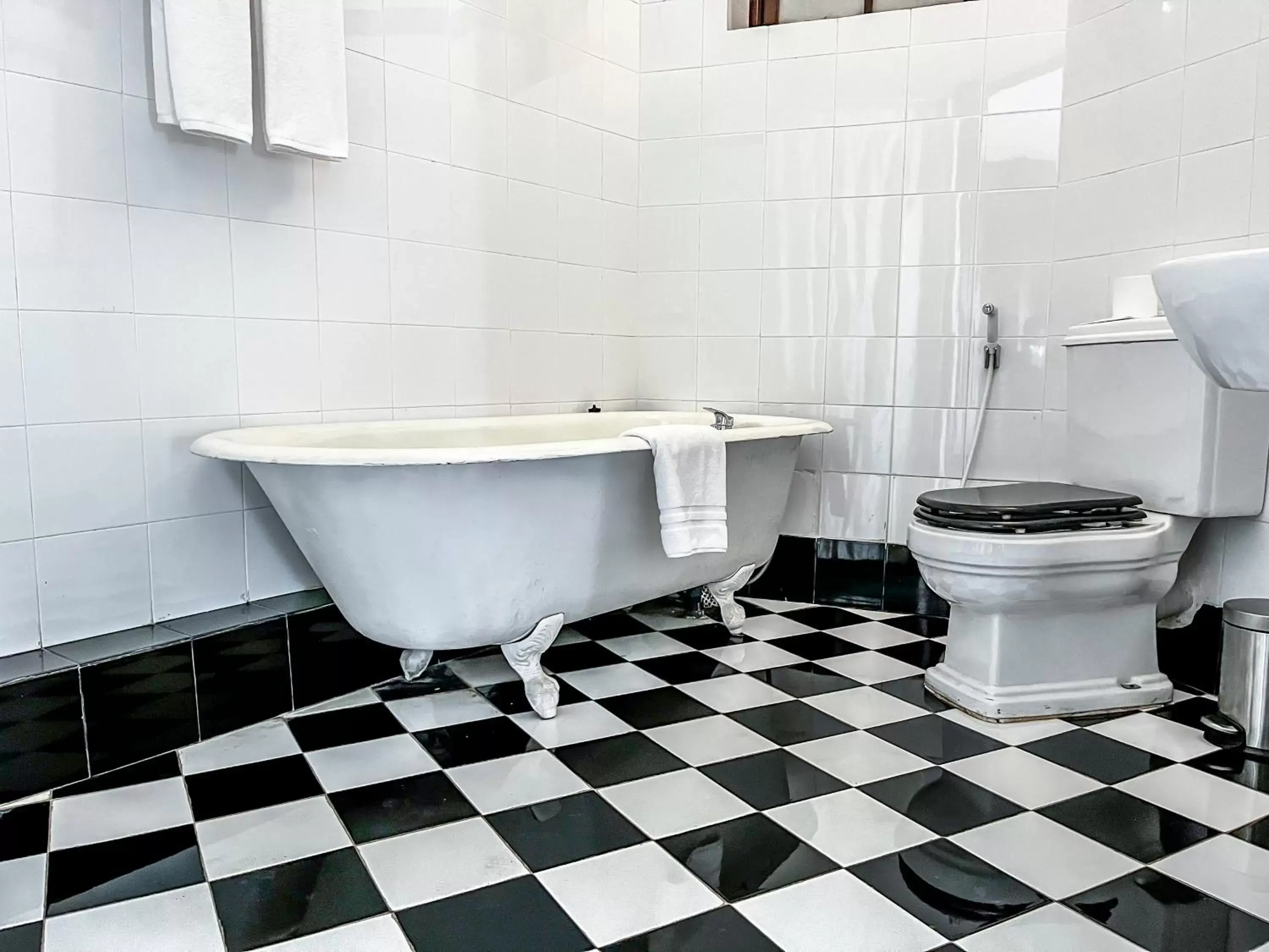 Bathroom in Queen's Hotel