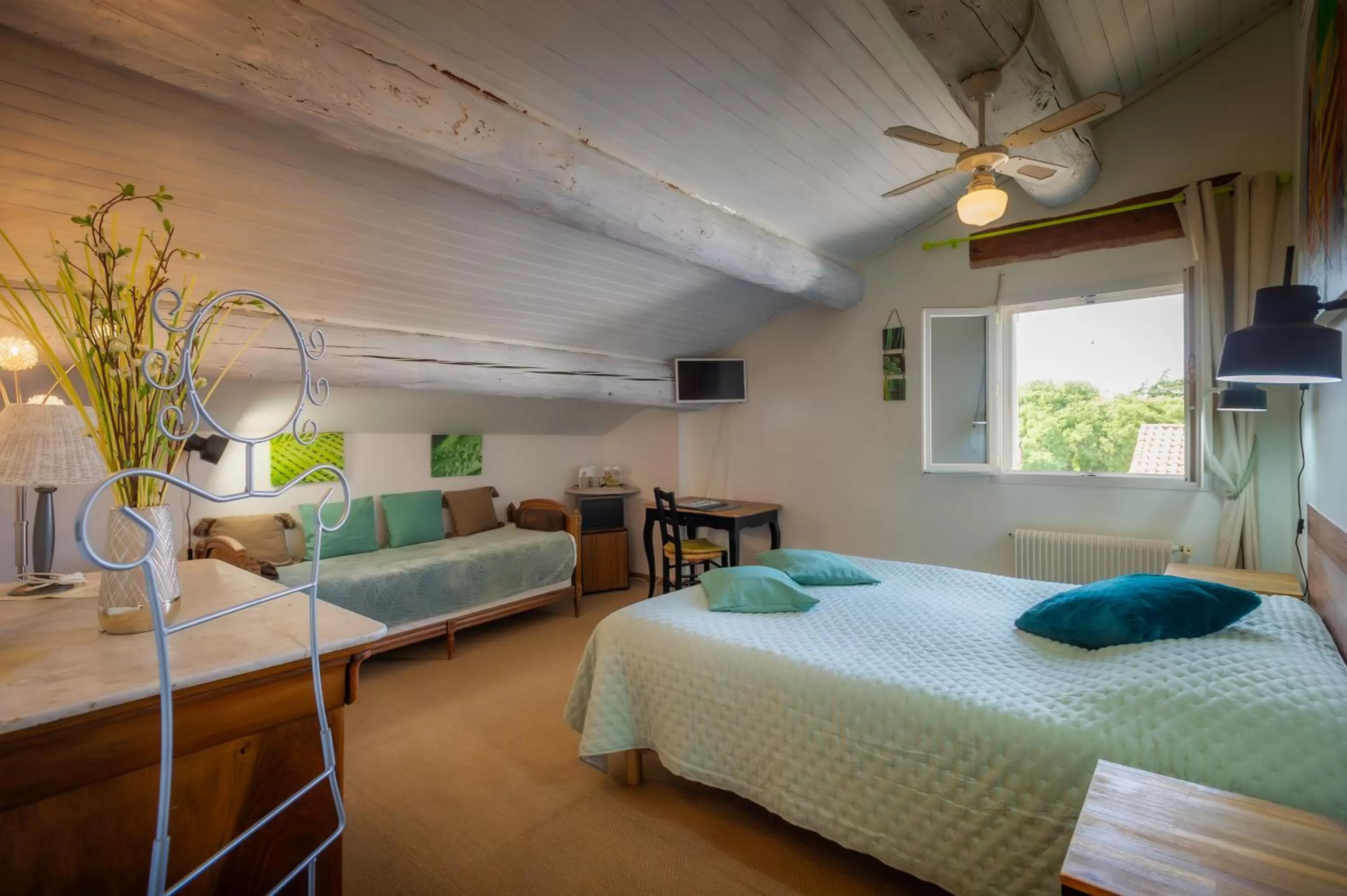 Photo of the whole room in Logis Auberge De Tavel