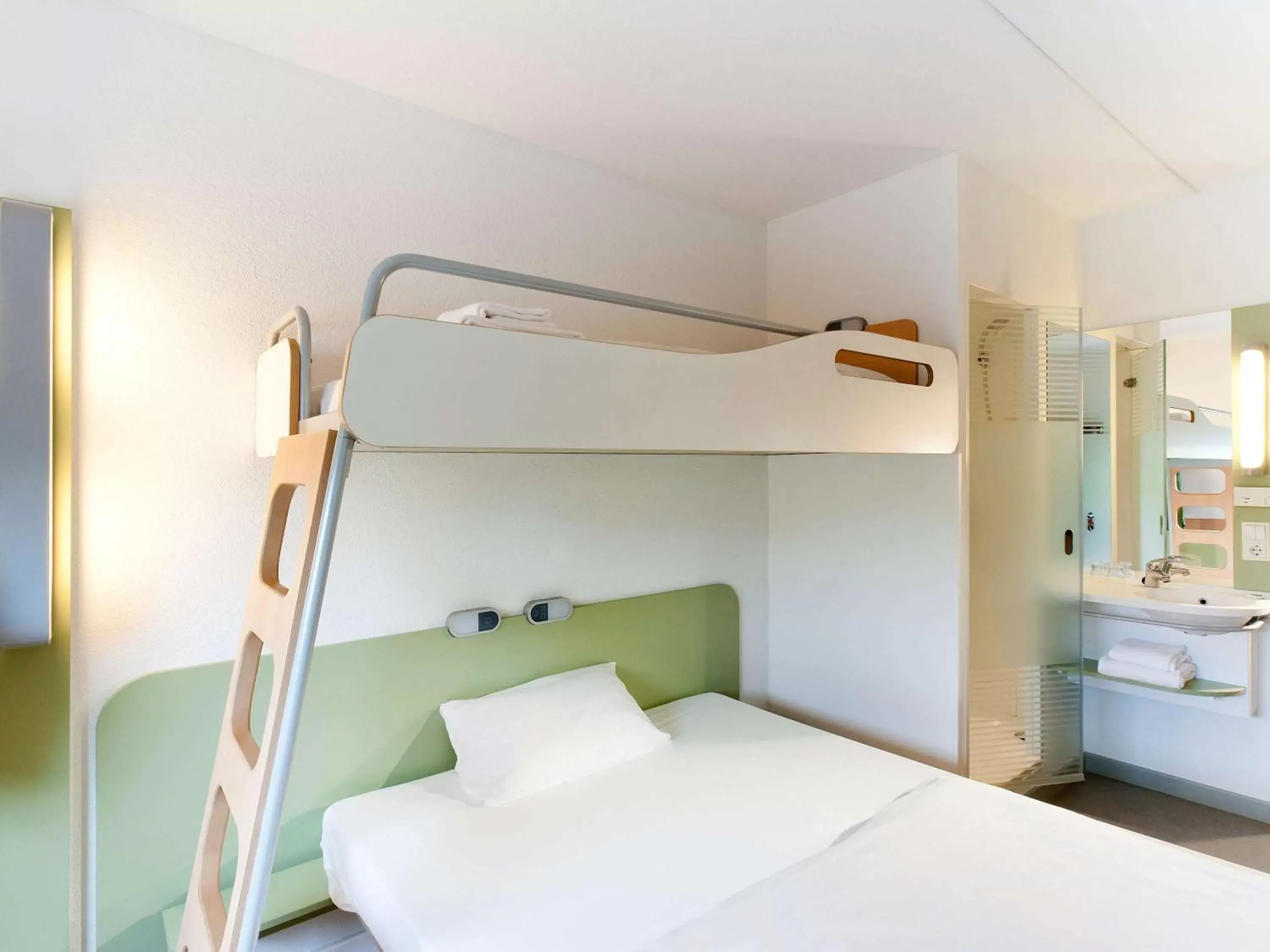 Bedroom, Bunk Bed in ibis budget Perpignan Centre