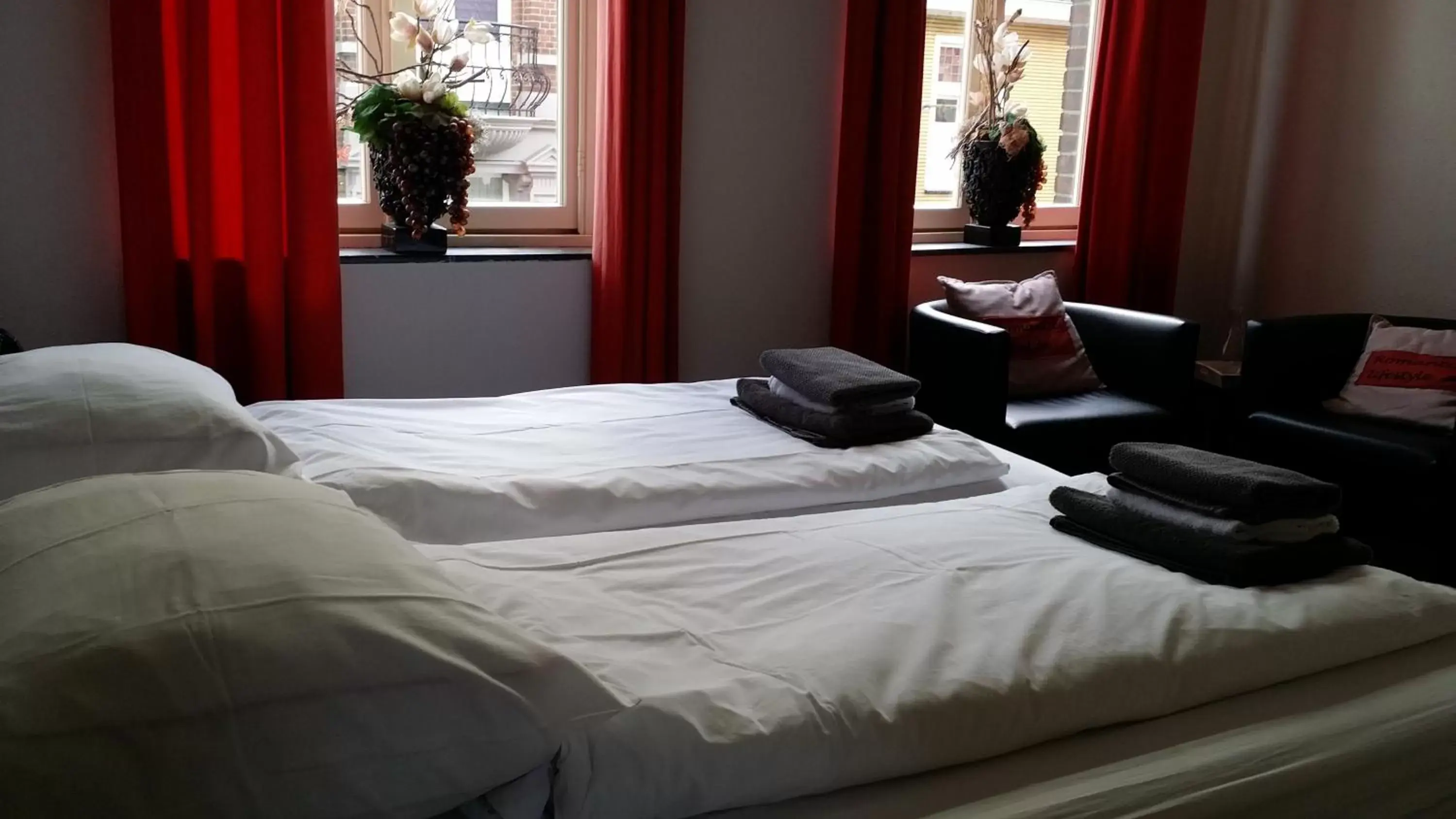 Photo of the whole room, Bed in De Roermondse beleving