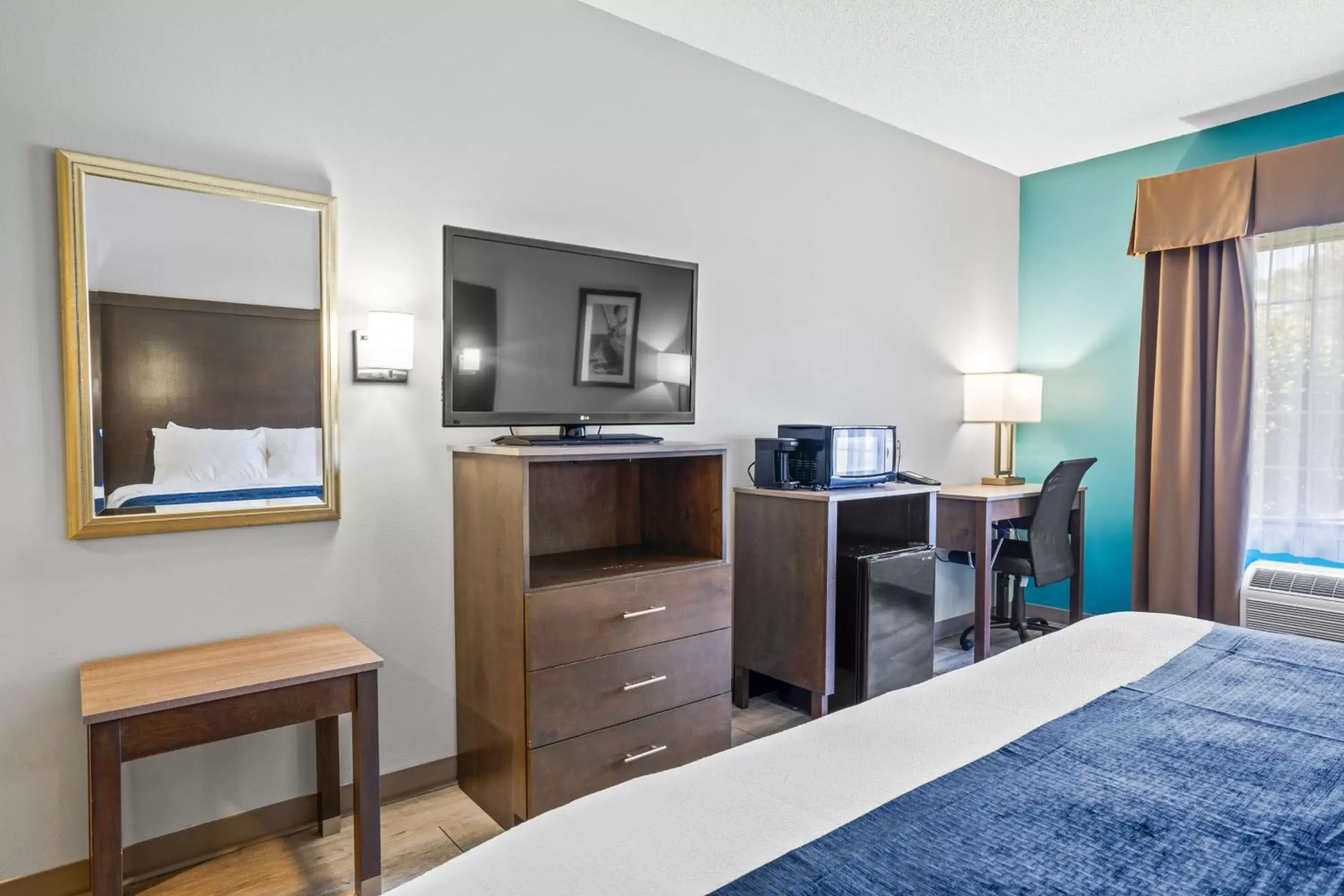 Bedroom, TV/Entertainment Center in Blue Water Inn & Suites BW Signature Collection