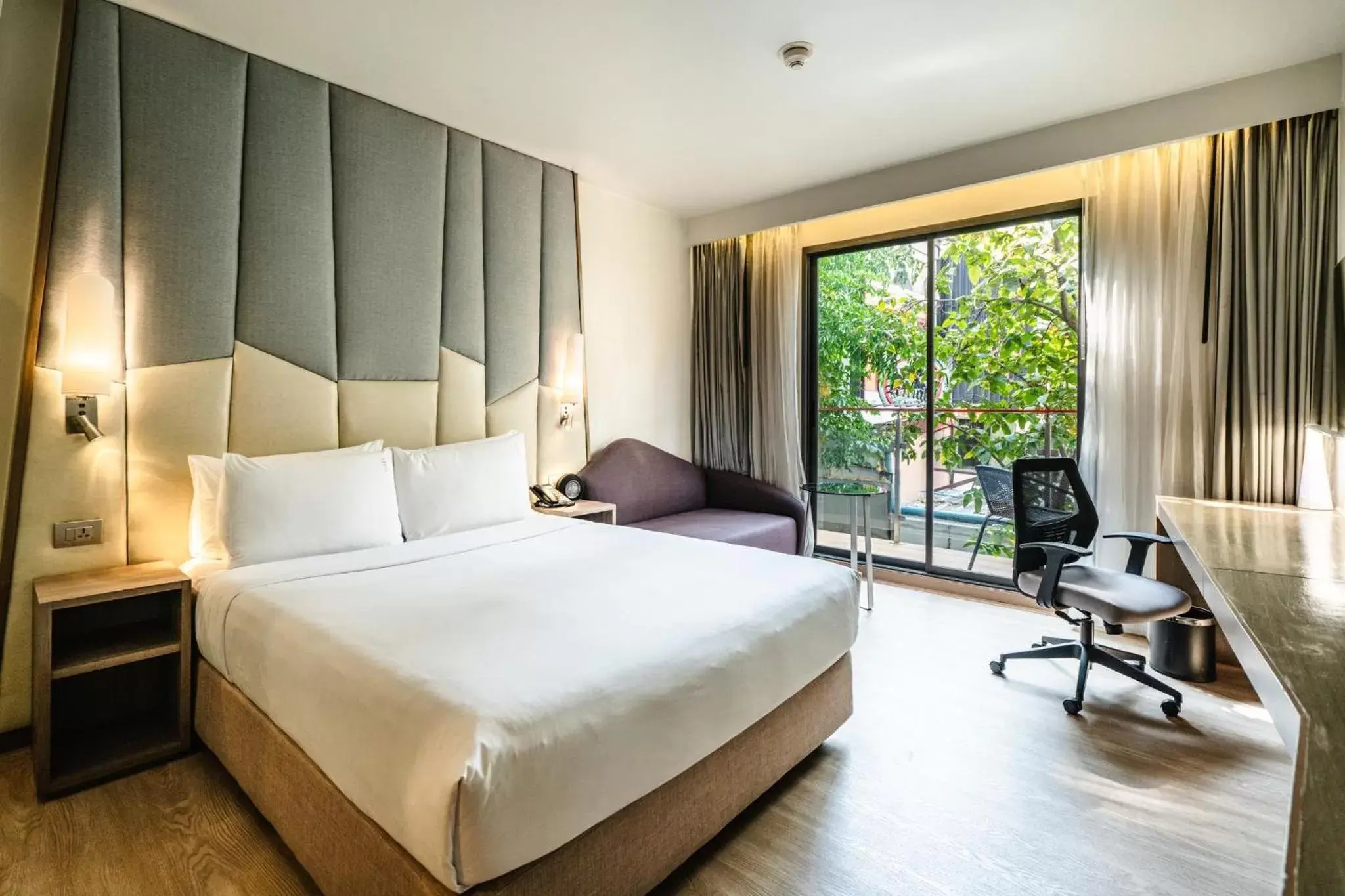 Photo of the whole room, Bed in Holiday Inn Express Bangkok Sukhumvit 11, an IHG Hotel