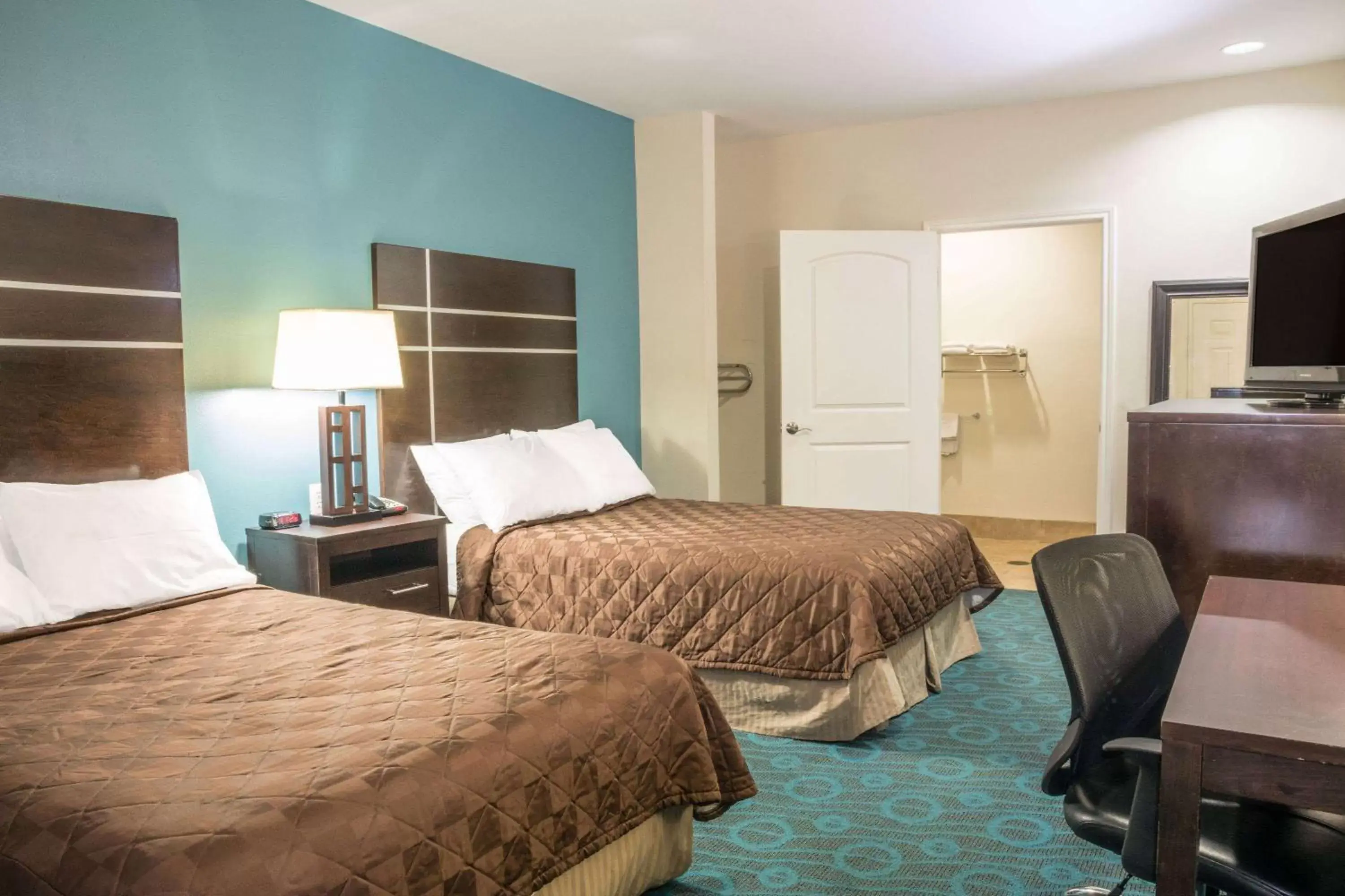 Photo of the whole room, Bed in Days Inn by Wyndham Humble/Houston Intercontinental Airport