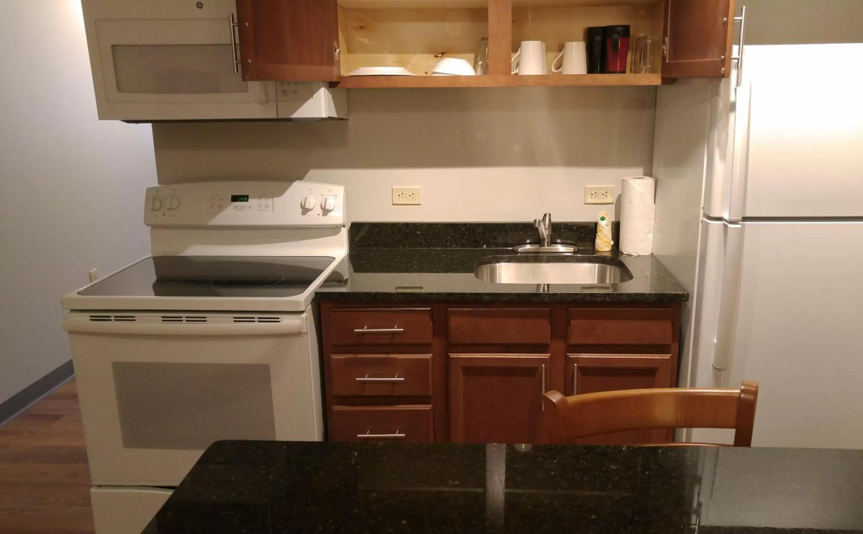 Photo of the whole room, Kitchen/Kitchenette in Affordable Suites of America Portage