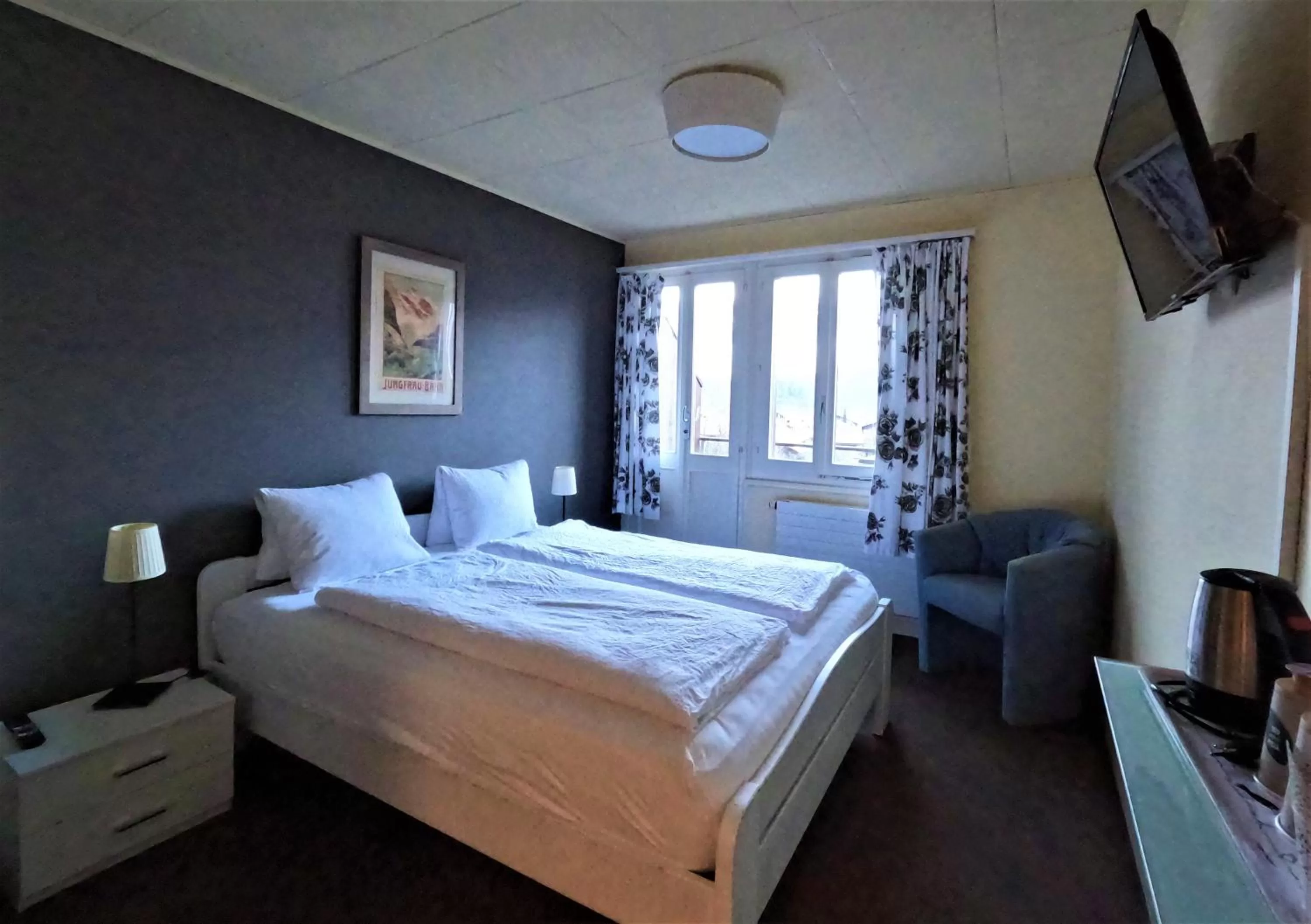 Bed in Alpenrose Hotel and Gardens