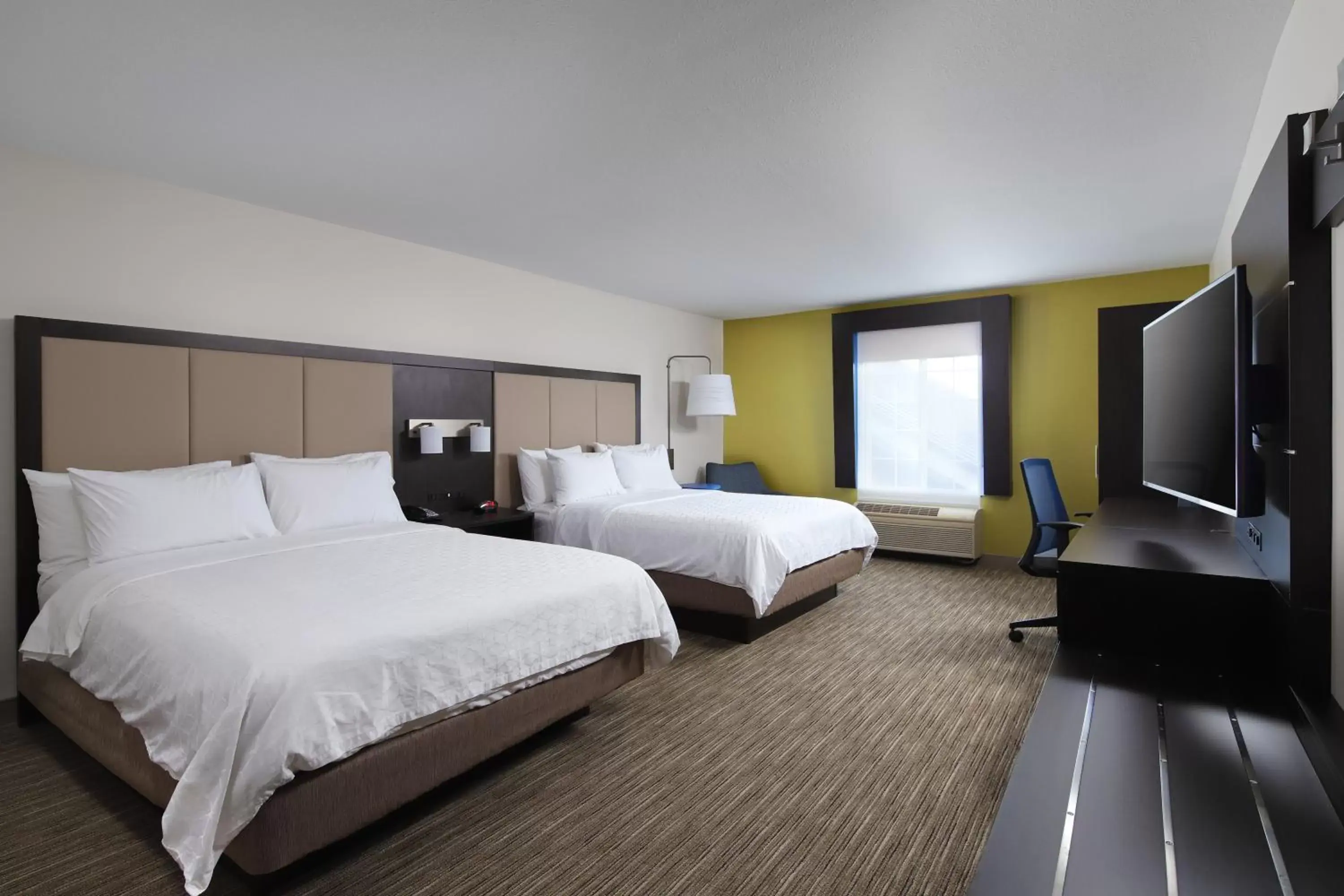 Photo of the whole room, Bed in Holiday Inn Express Grand Rapids Southwest, an IHG Hotel