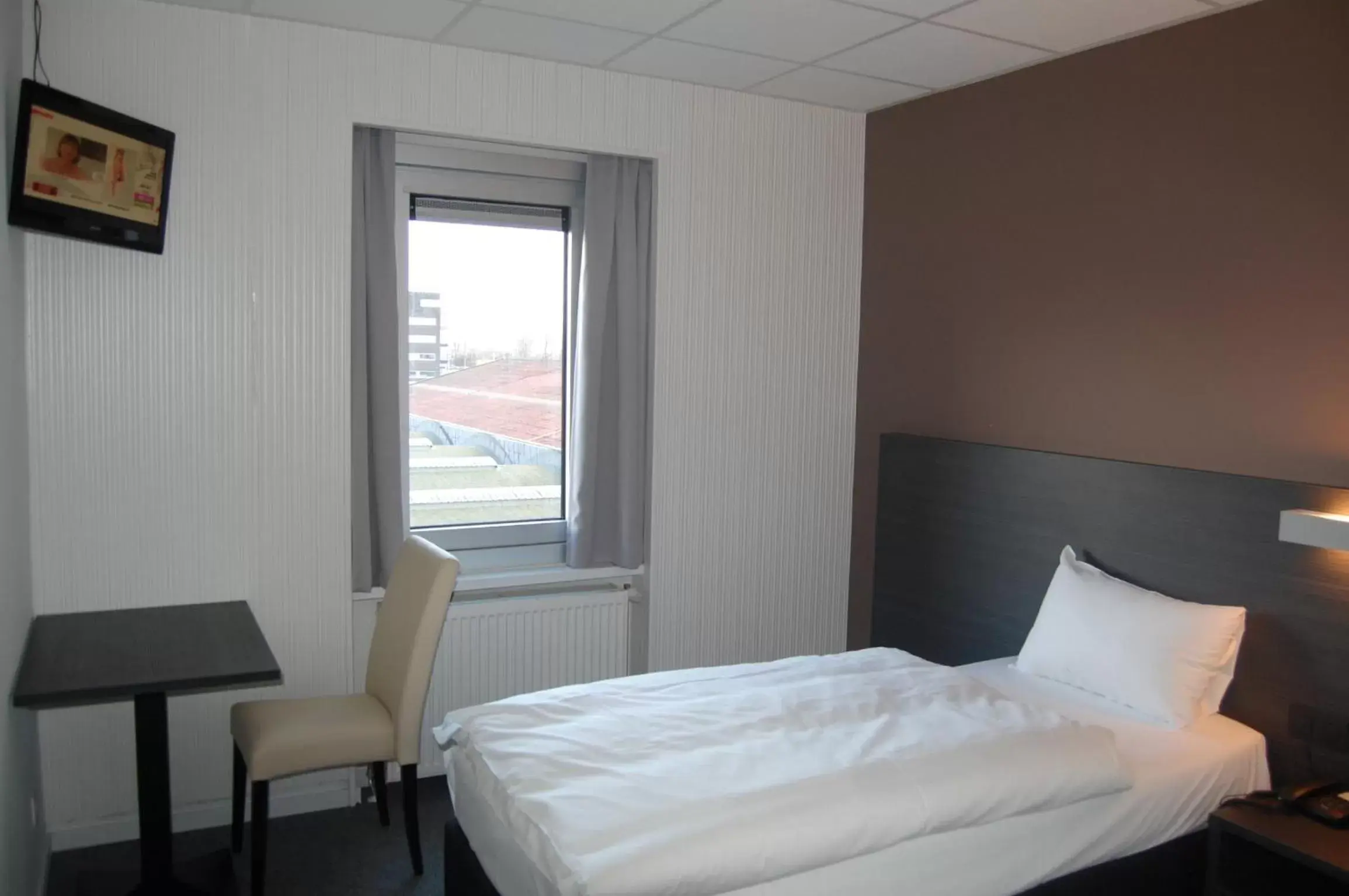 Photo of the whole room, Bed in Antwerp Harbour Hotel