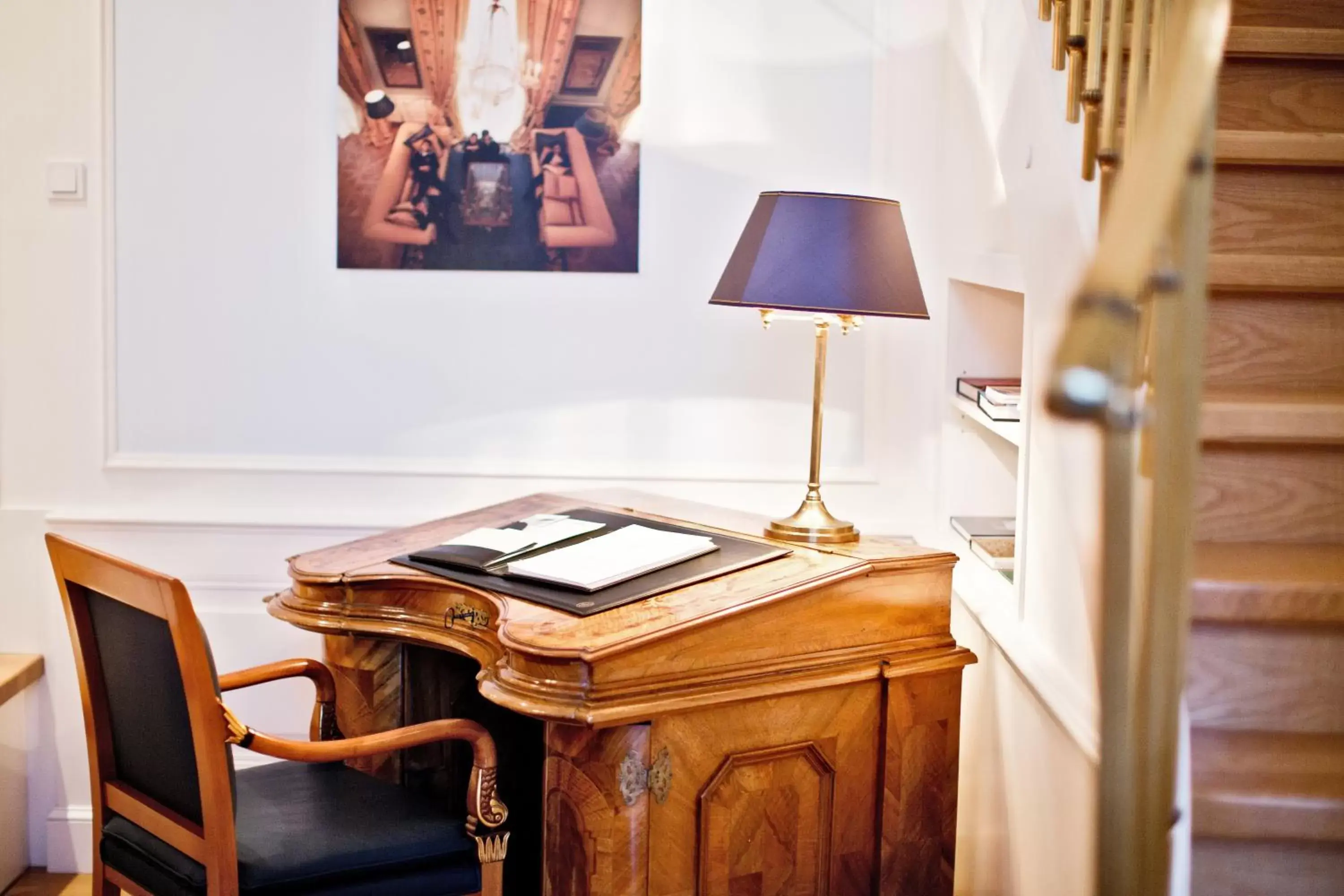 Living room, TV/Entertainment Center in Palais Coburg Hotel Residenz