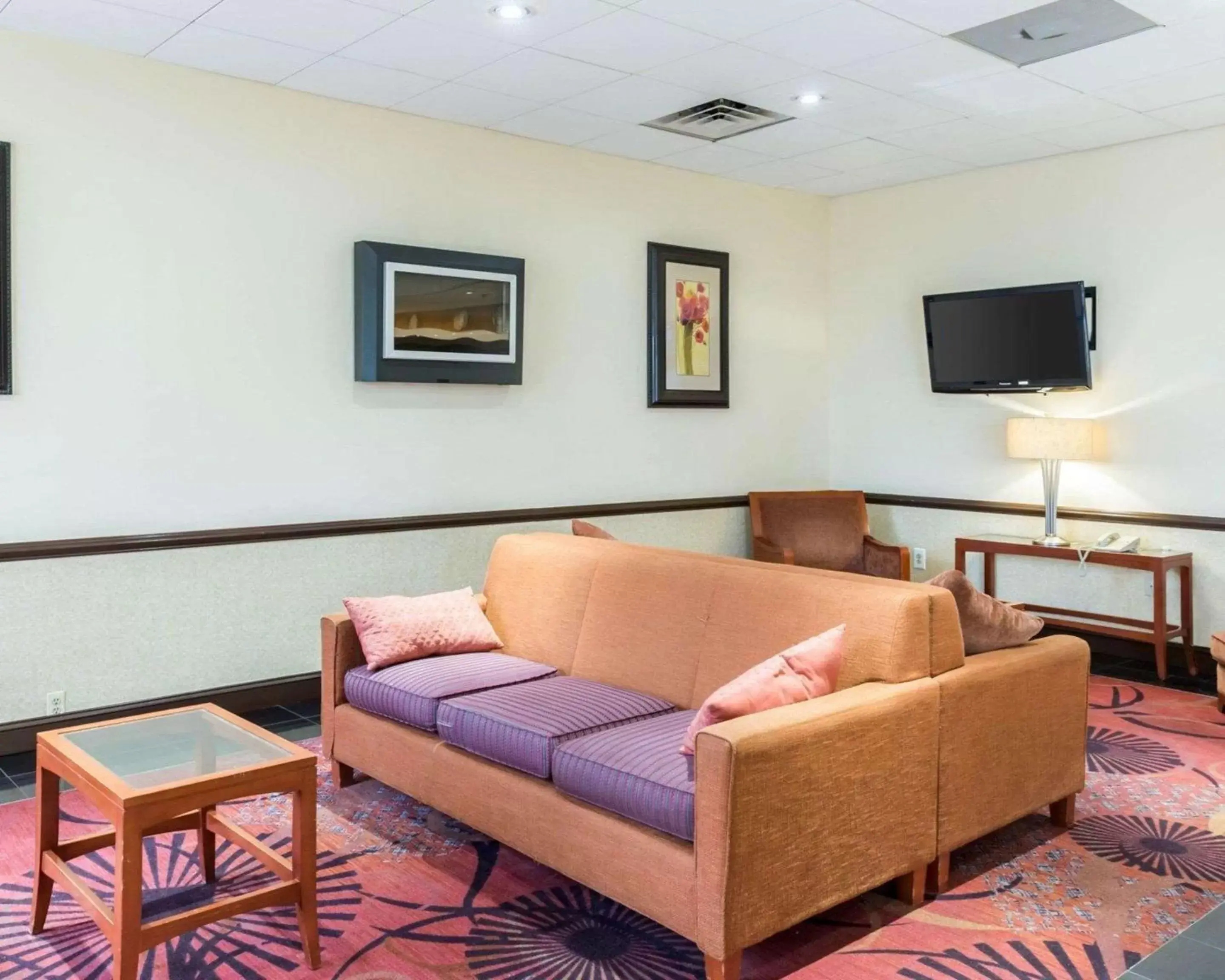 Lobby or reception, Seating Area in Clarion Hotel Somerset - New Brunswick