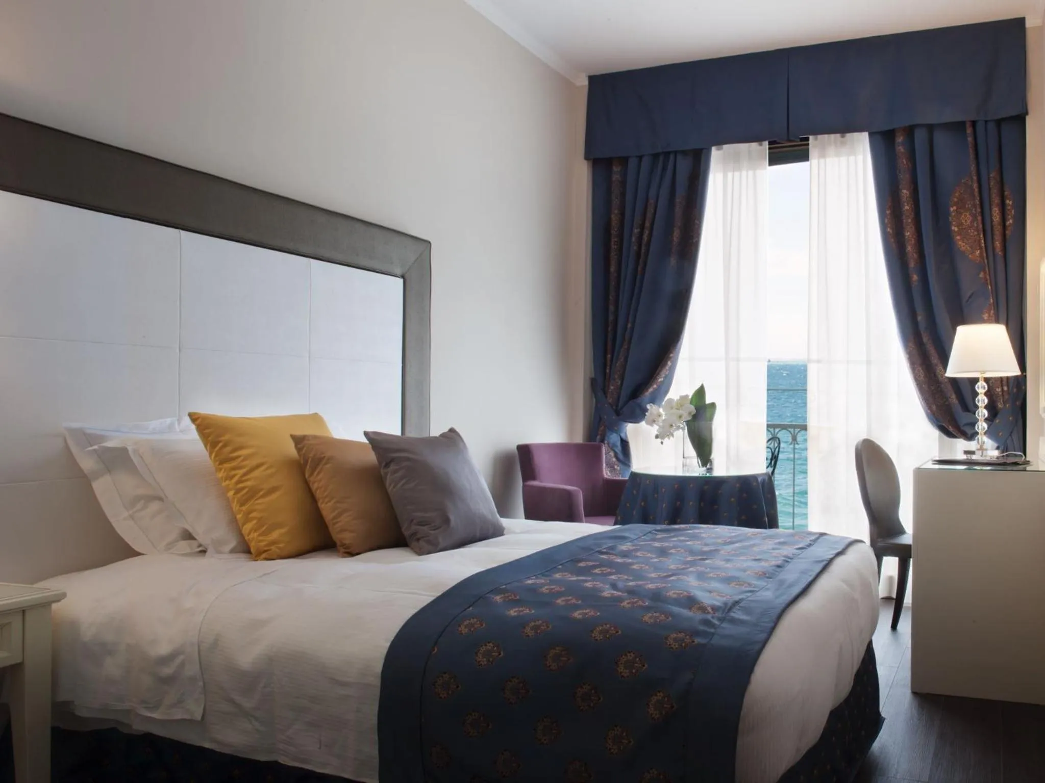 Bed in Grand Hotel Gardone