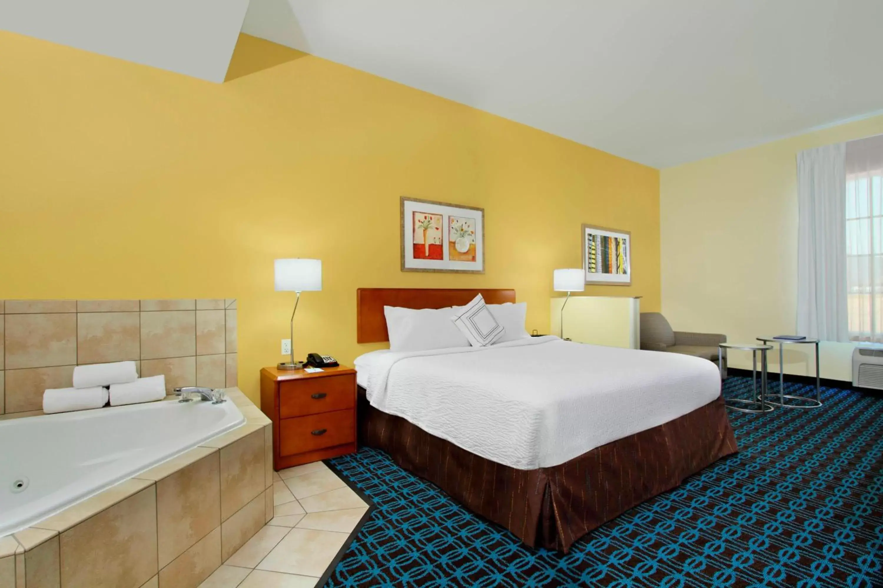 Swimming pool, Bed in Fairfield Inn & Suites by Marriott Fairfield Napa Valley Area