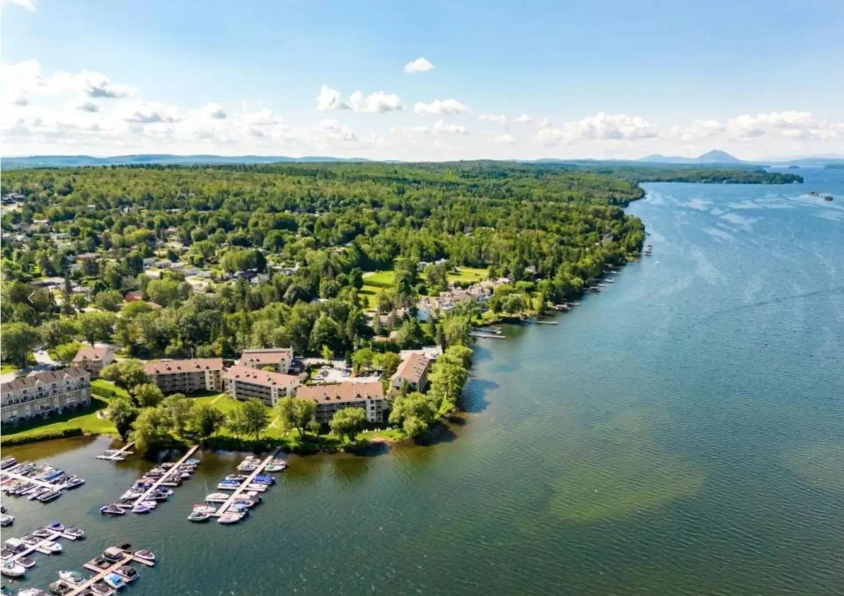 Bird's-eye View in Magog Waterfront Studio 106