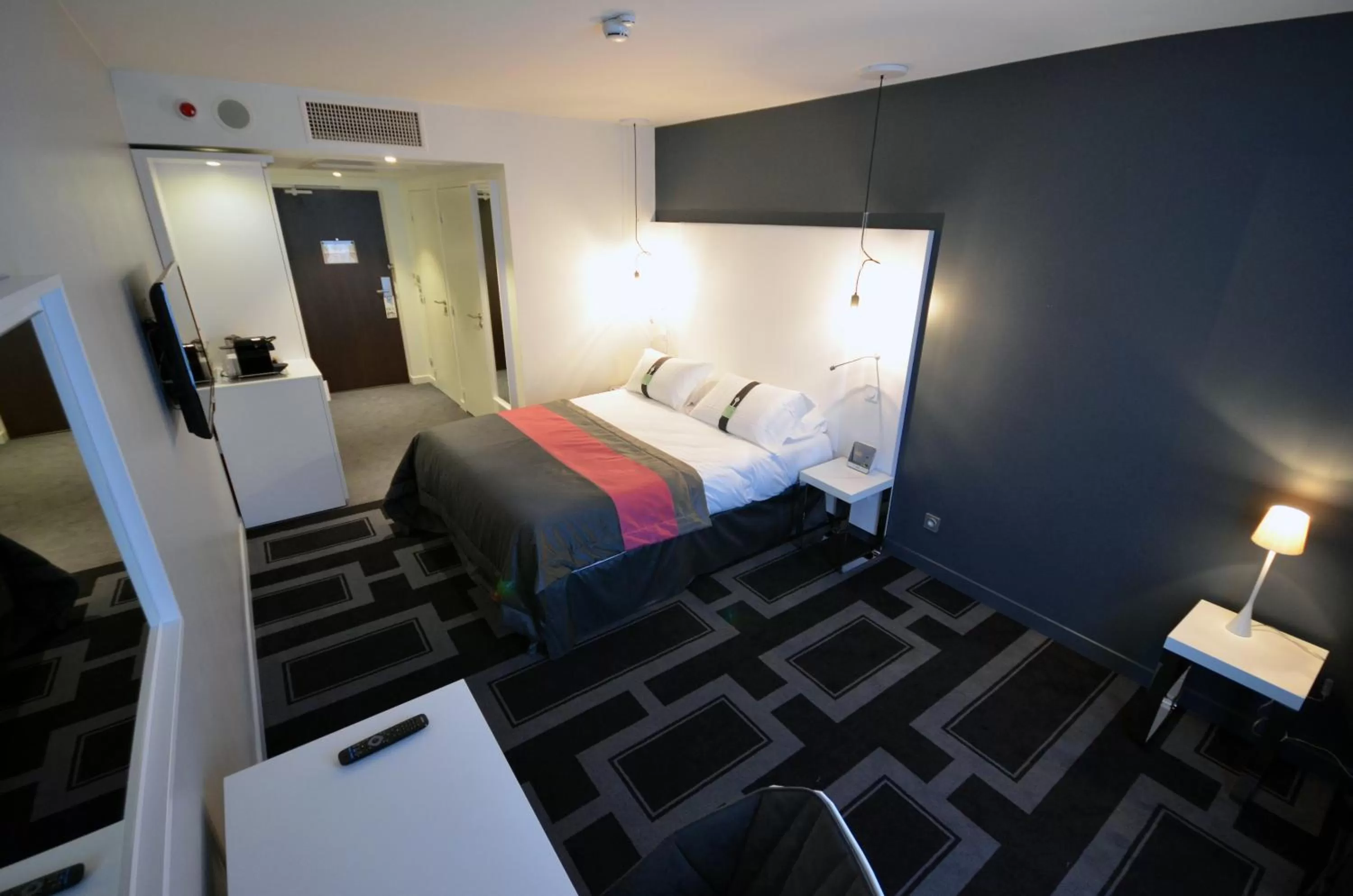 Photo of the whole room, Bed in Holiday Inn Dijon Toison D'or by IHG