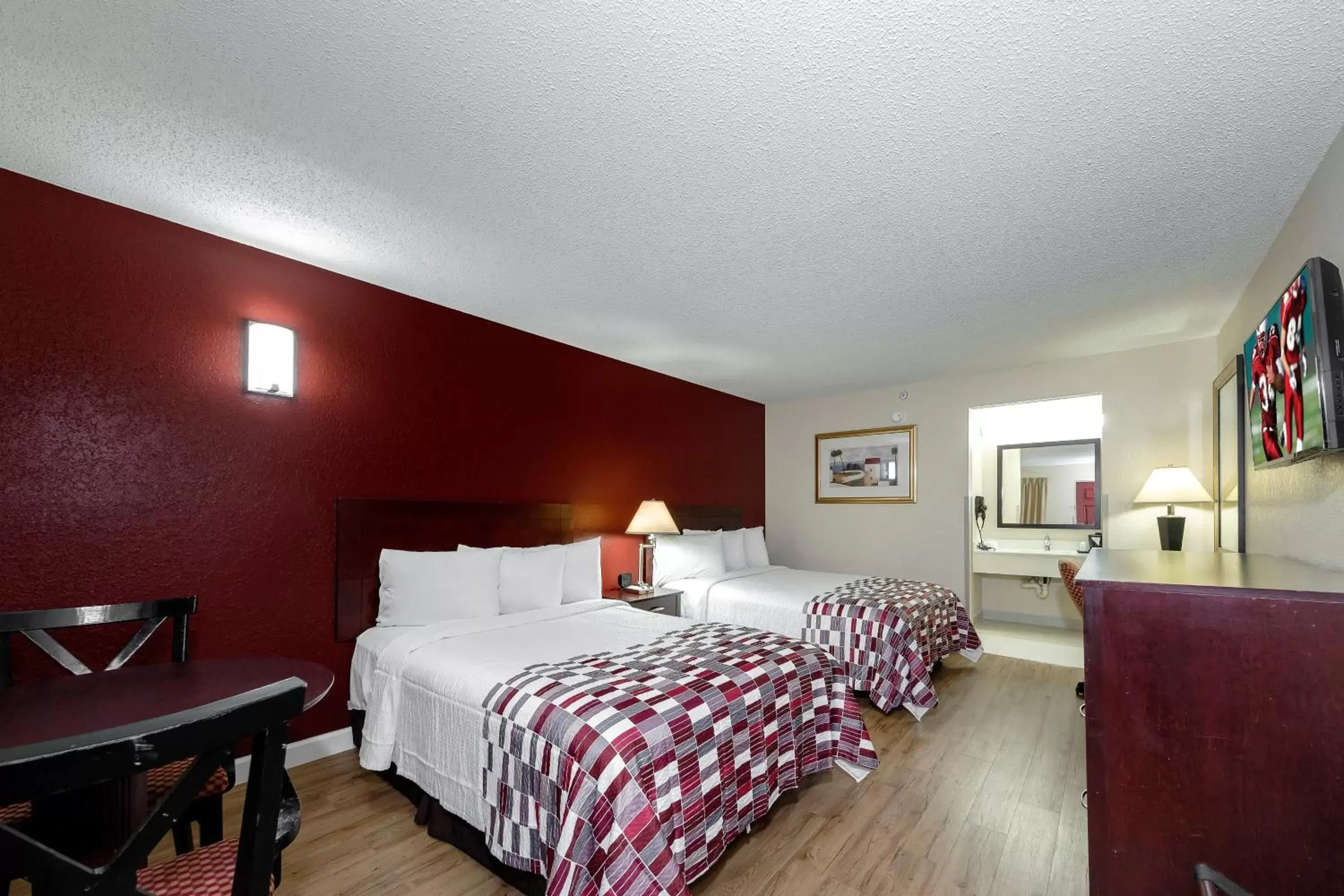 Photo of the whole room, Bed in Red Roof Inn Ellenton - Bradenton NE