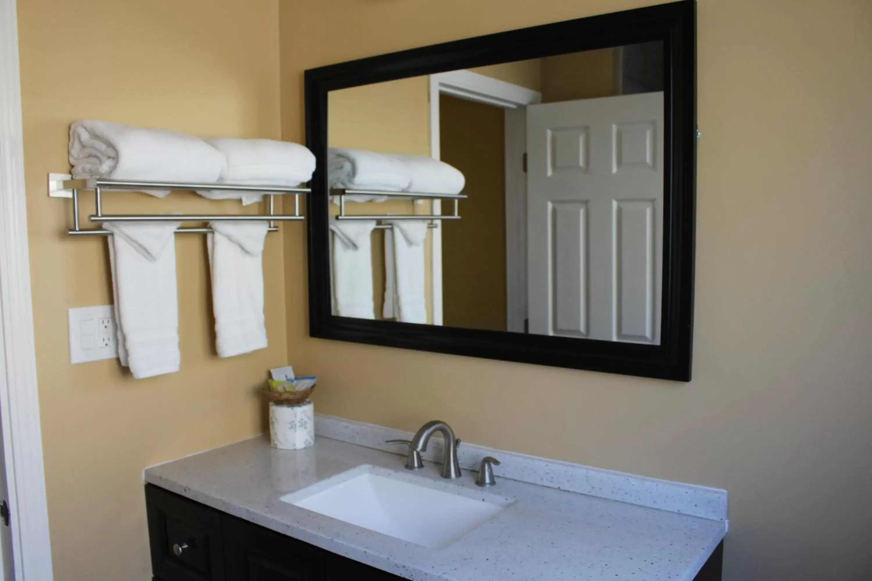 Bathroom in Carmel Wayfarer Inn