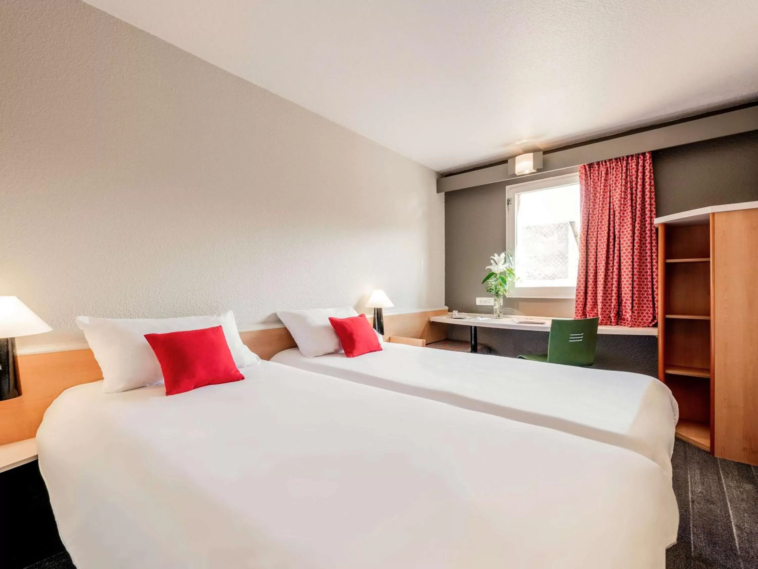 Photo of the whole room, Bed in ibis Lourdes Centre Gare