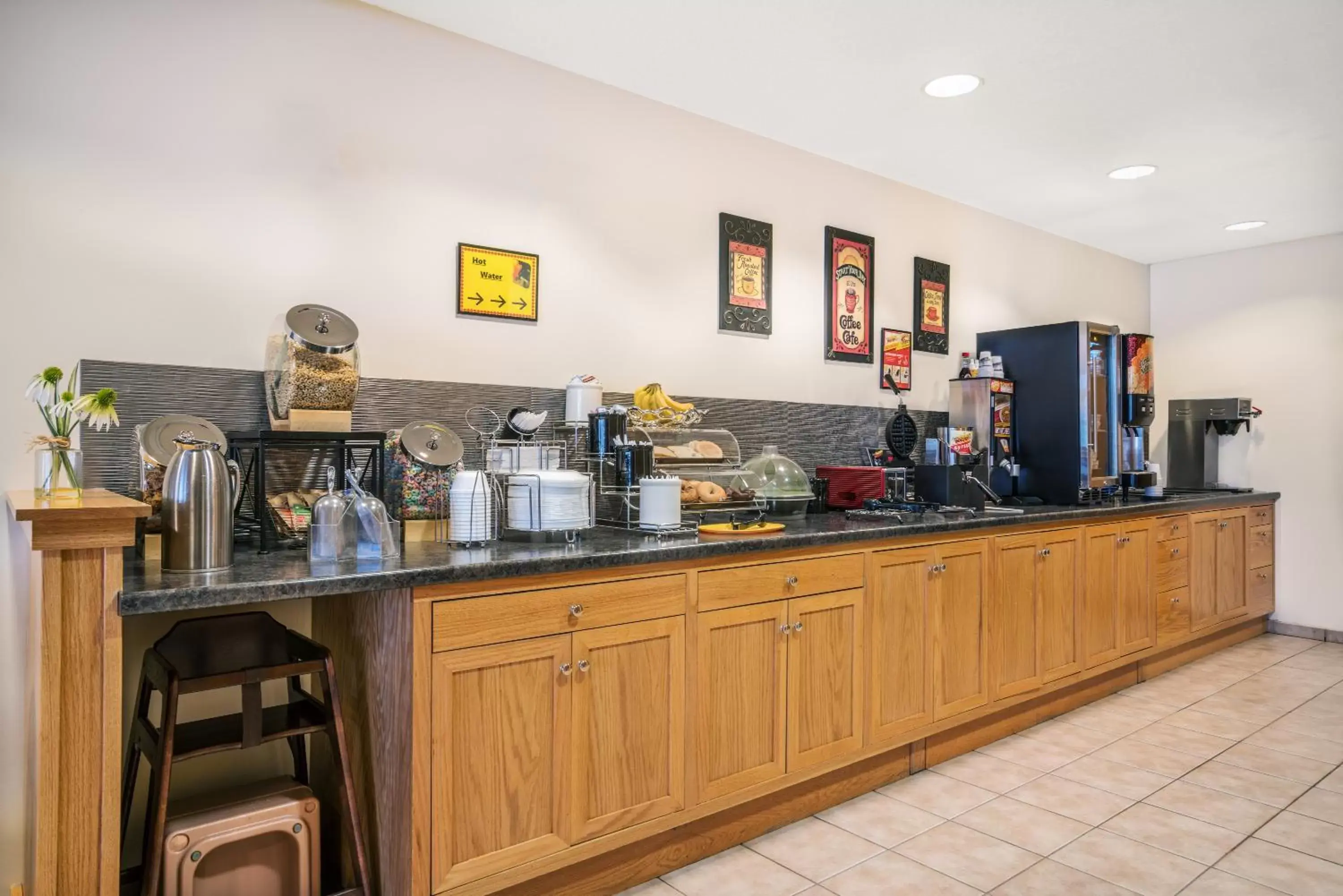 Coffee/tea facilities, Restaurant/Places to Eat in Microtel Inn & Suites Tomah