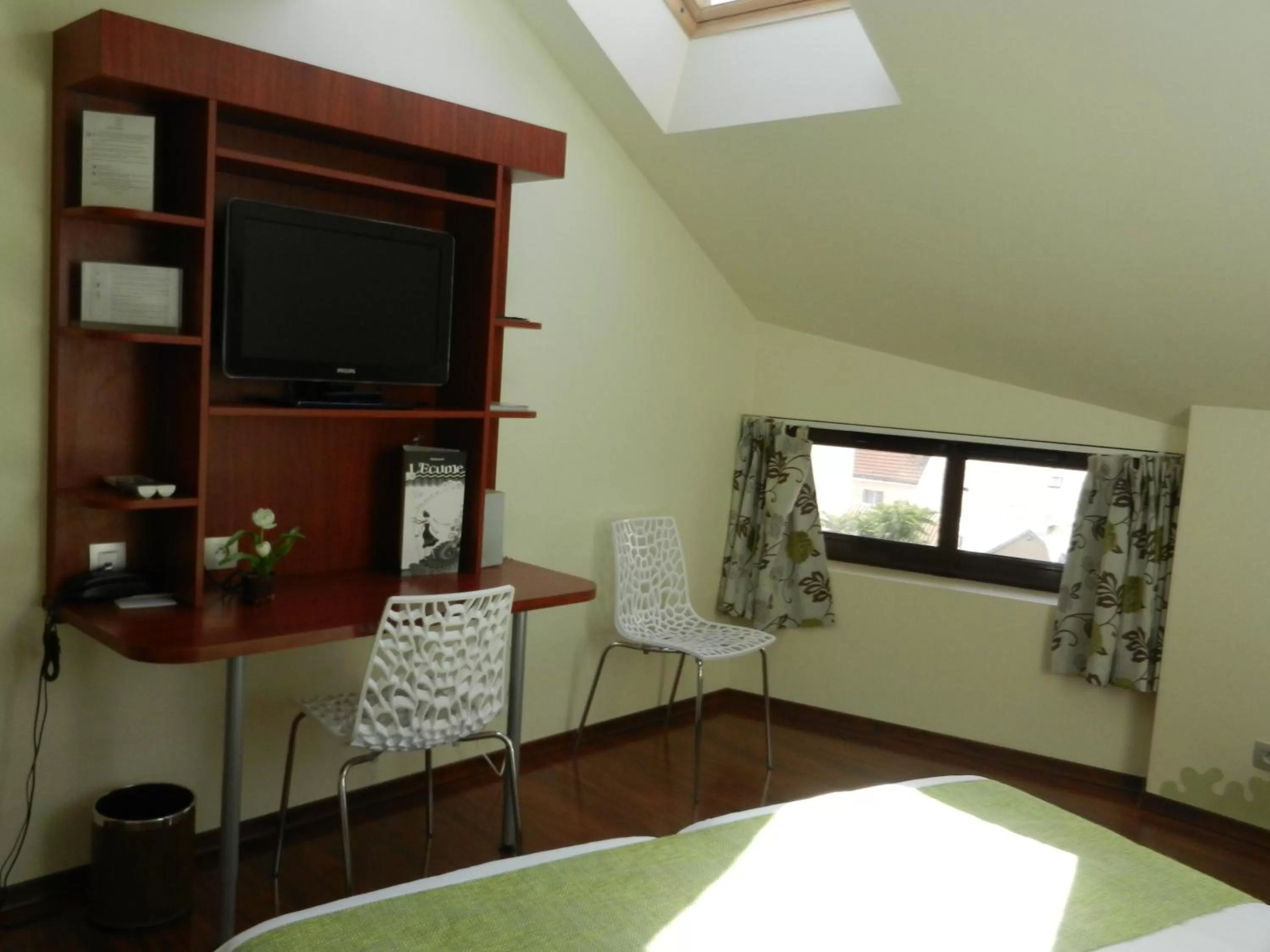 Bed in L'HÔTEL de CHARTRES