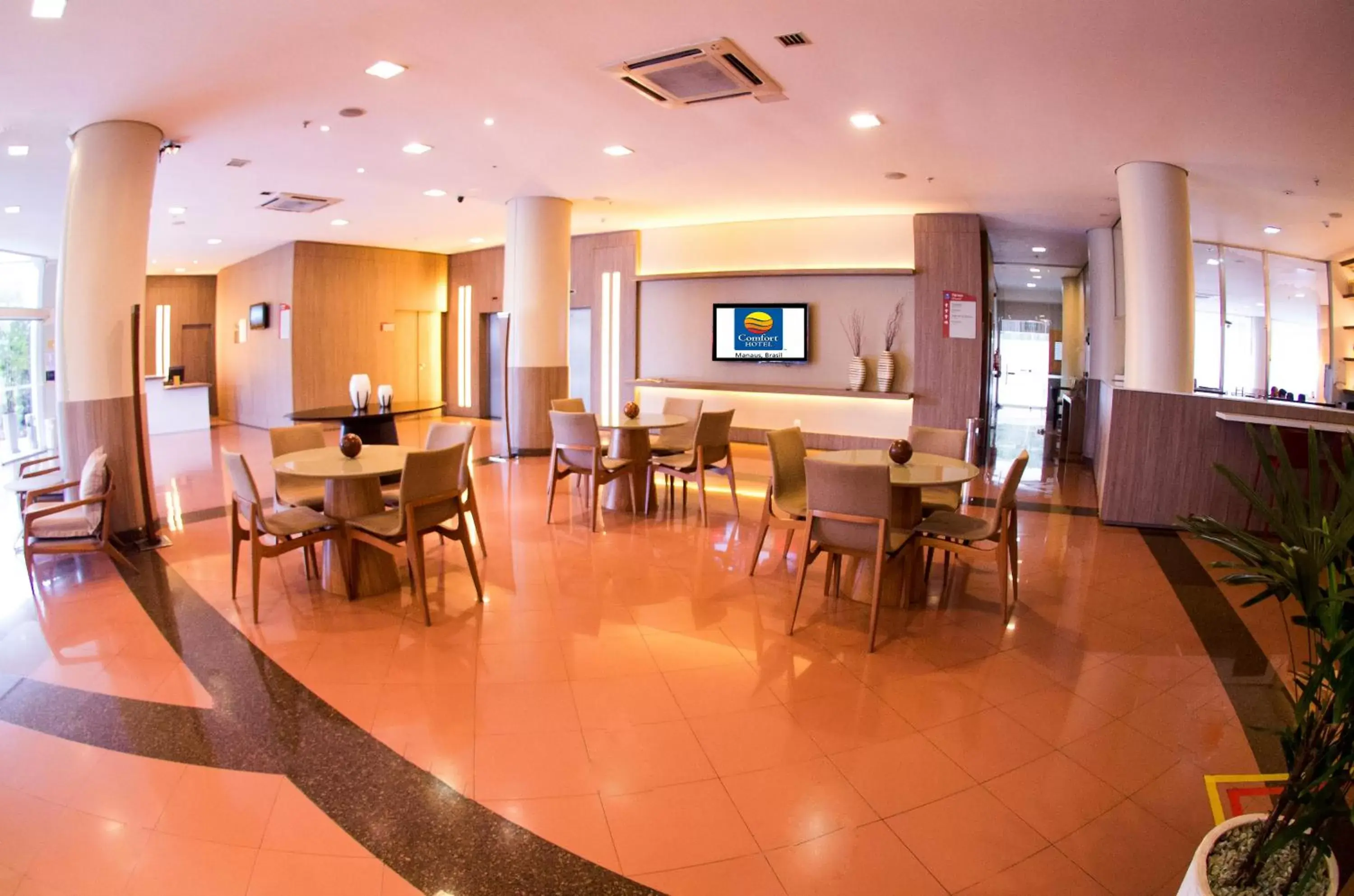 Communal lounge/ TV room, Restaurant/Places to Eat in Comfort Hotel Manaus