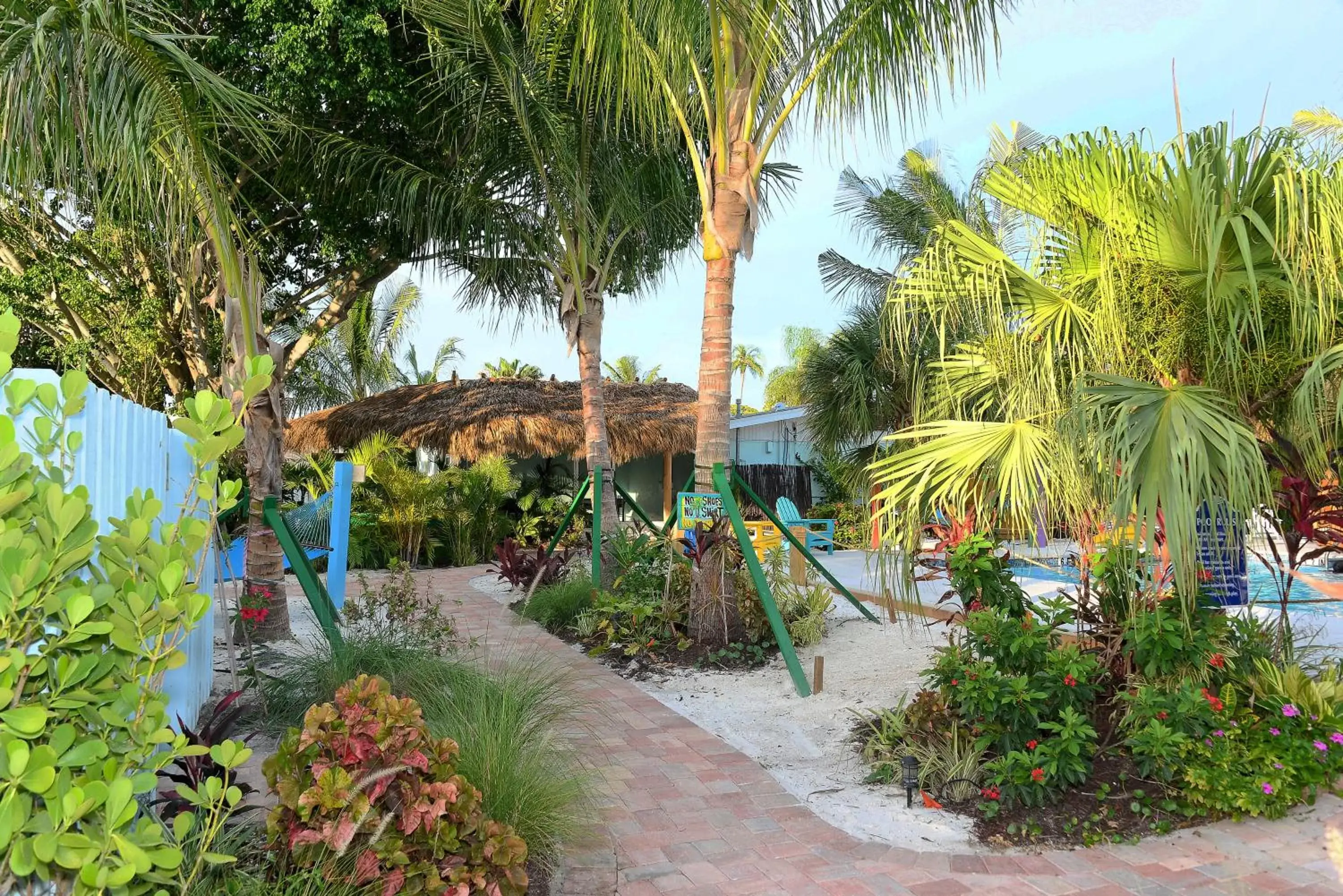 Swimming pool, Garden in Siesta Key Palms Resort