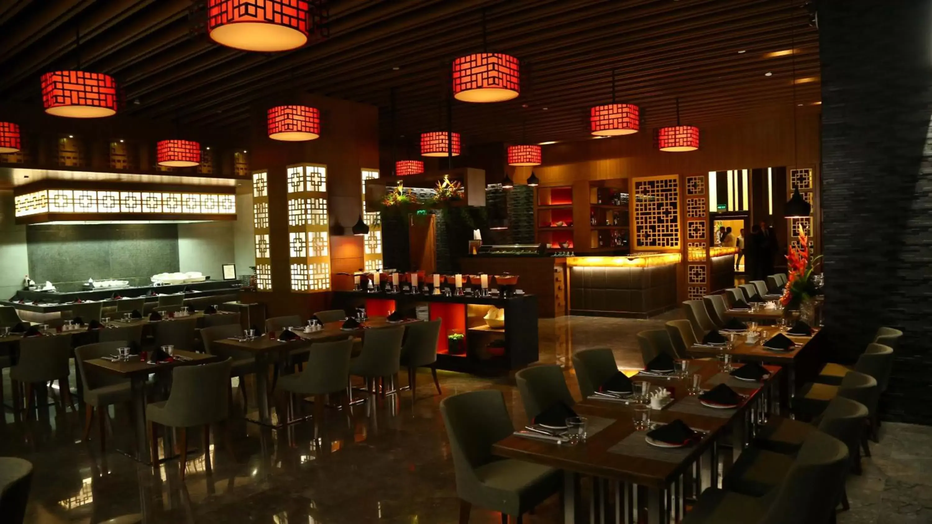 Lounge or bar, Restaurant/Places to Eat in Holiday Inn New Delhi Mayur Vihar Noida, an IHG Hotel