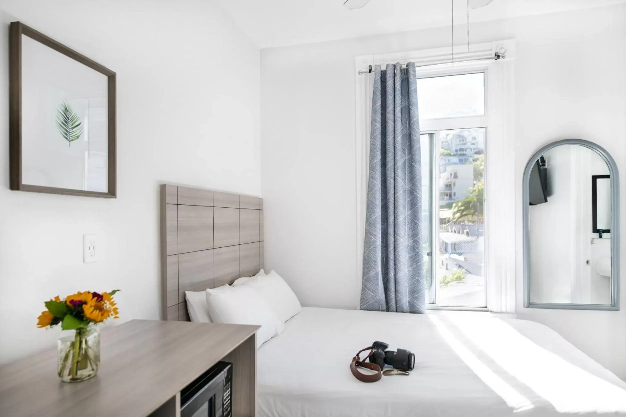 Bed, Dining Area in Hermosa Hotel