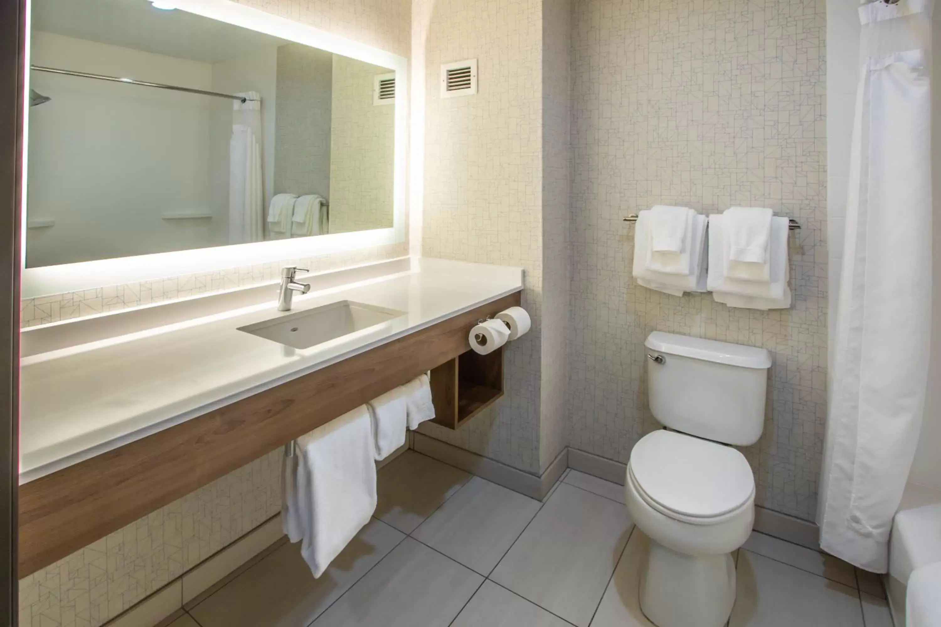 Bedroom, Bathroom in Holiday Inn Express Hotel & Suites Roseville - Galleria Area, an IHG Hotel