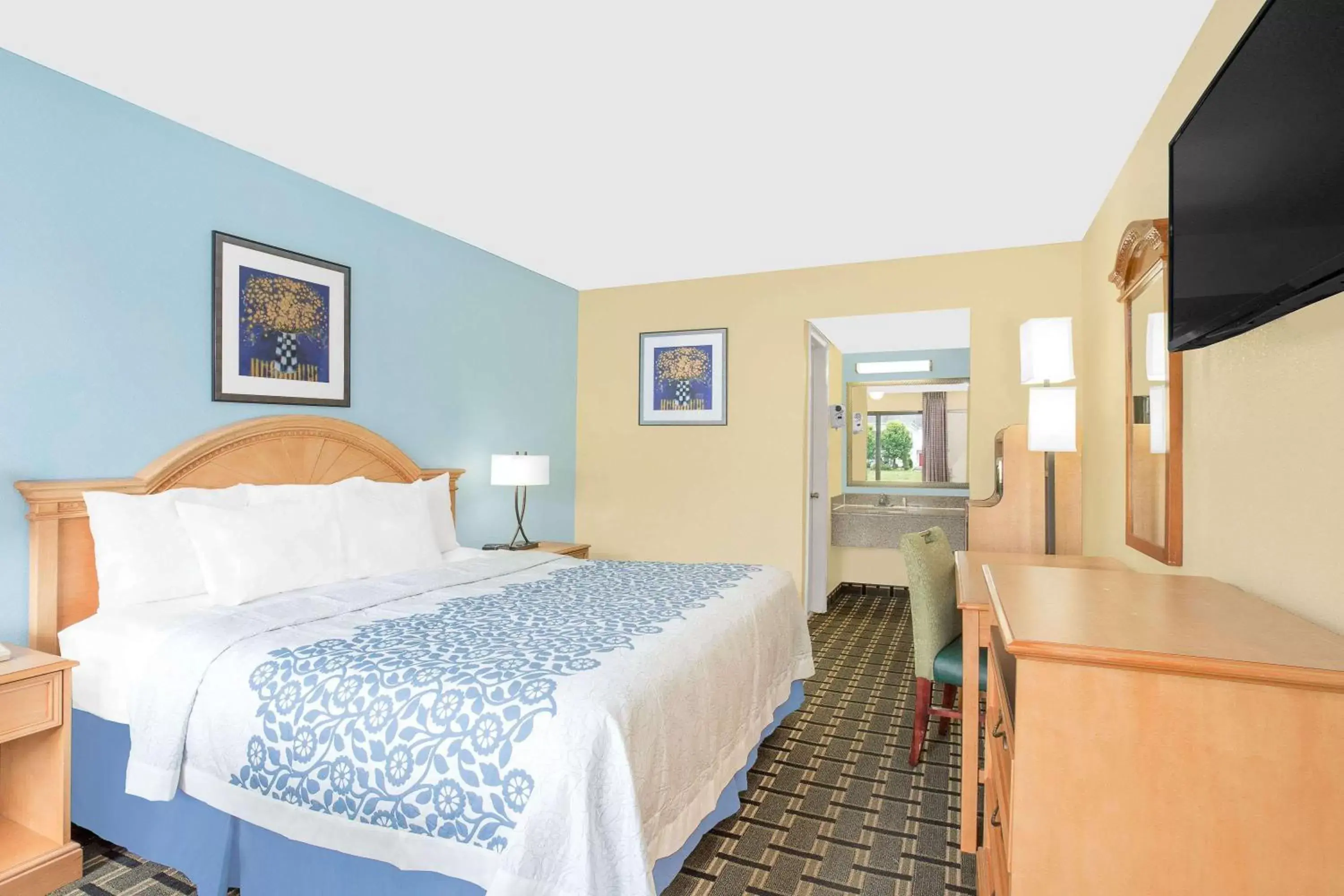 Photo of the whole room, Bed in Days Inn by Wyndham Ruther Glen Kings Dominion Area