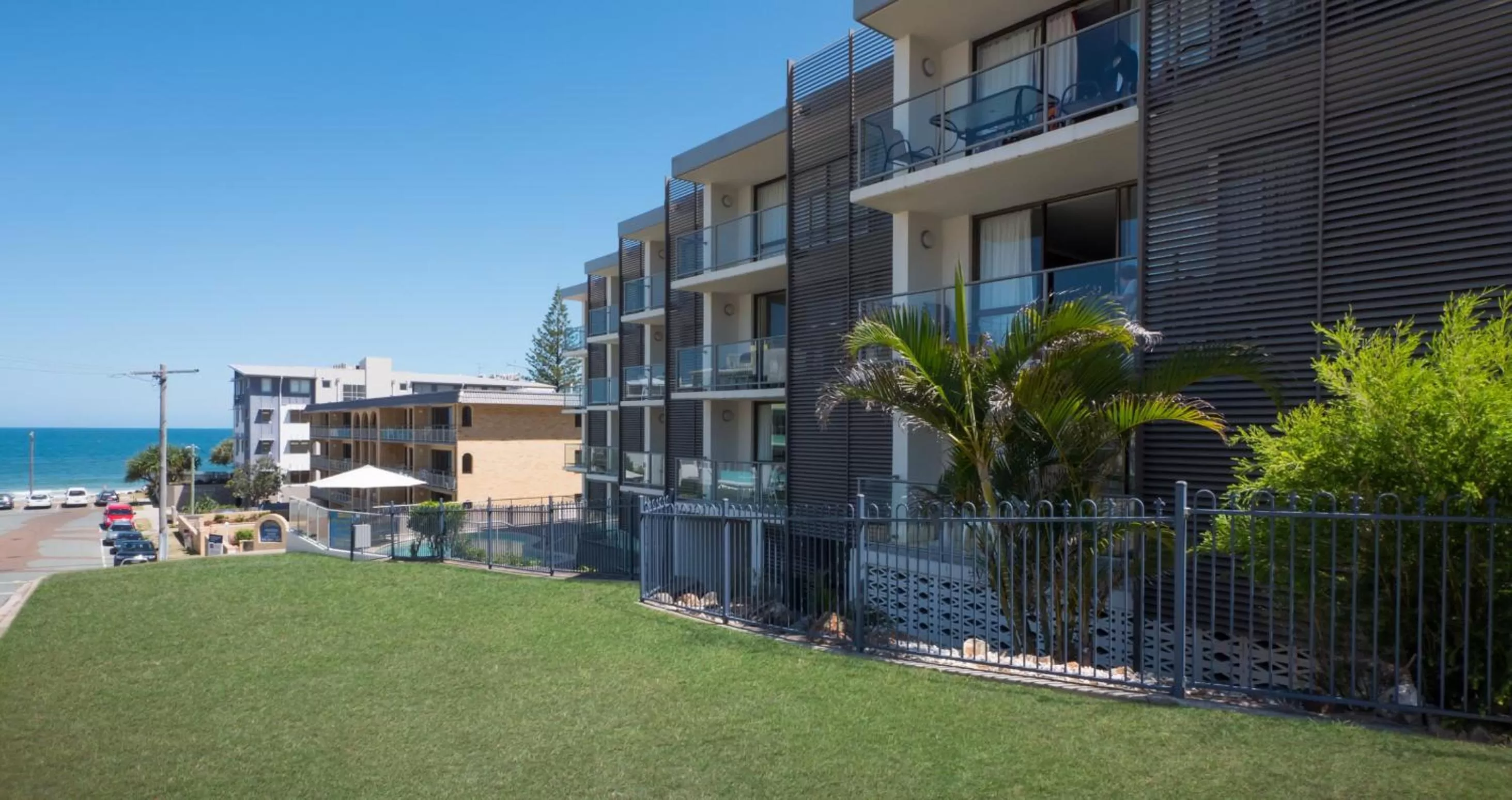 Property building in Merrima Court Holidays