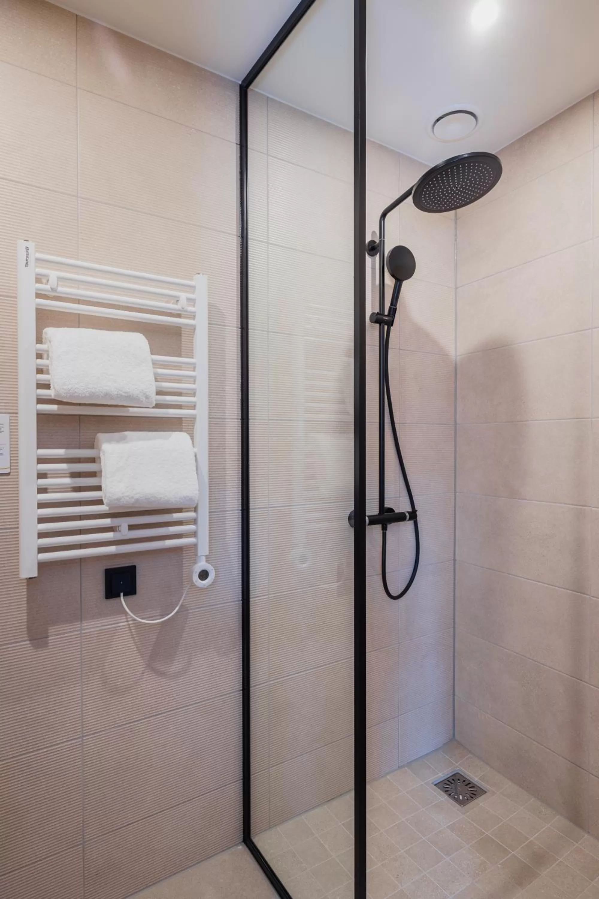 Shower, Bathroom in Hotel St Joris I Kloeg Collection