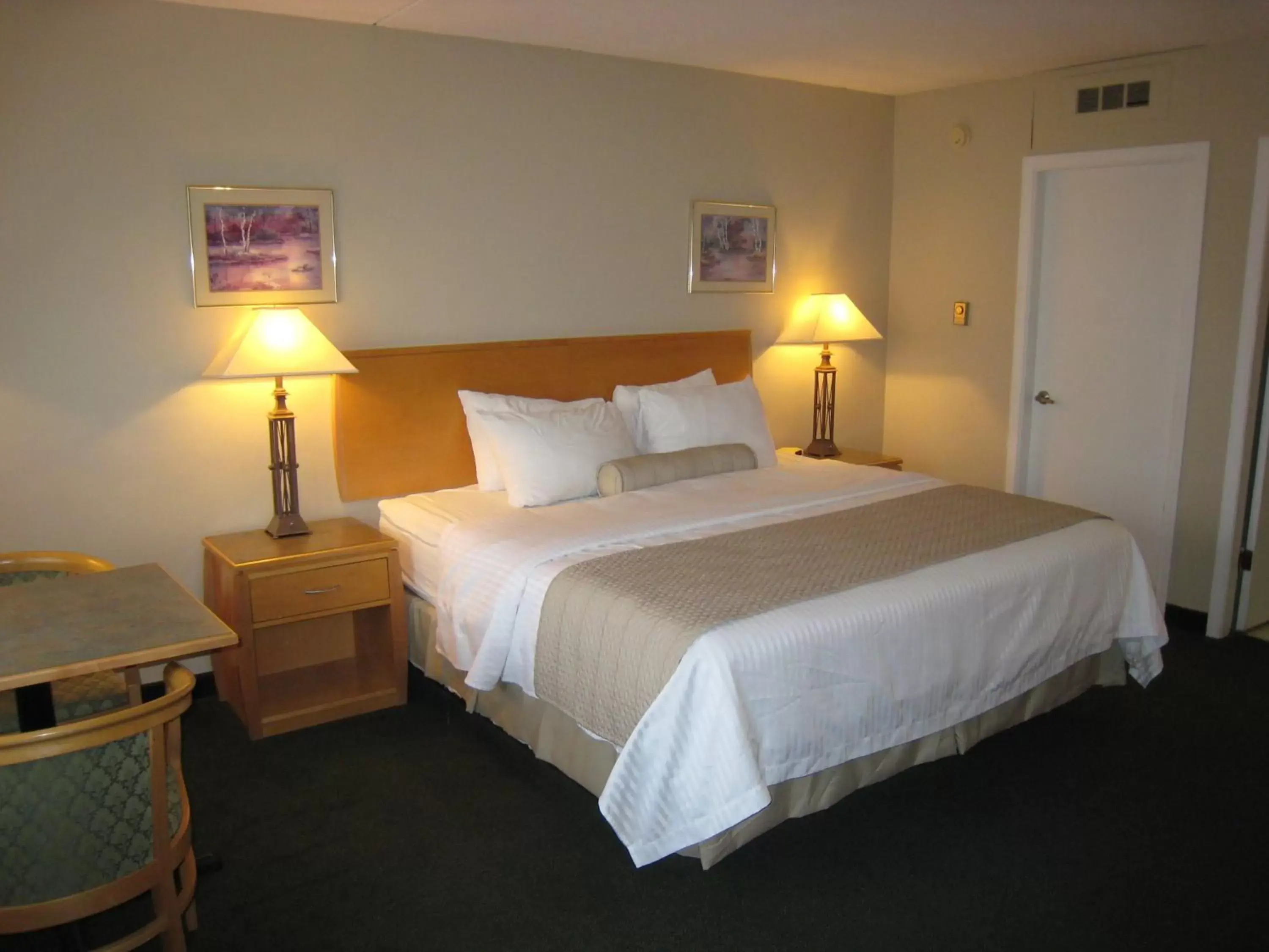 Photo of the whole room, Bed in Days Inn by Wyndham Golden