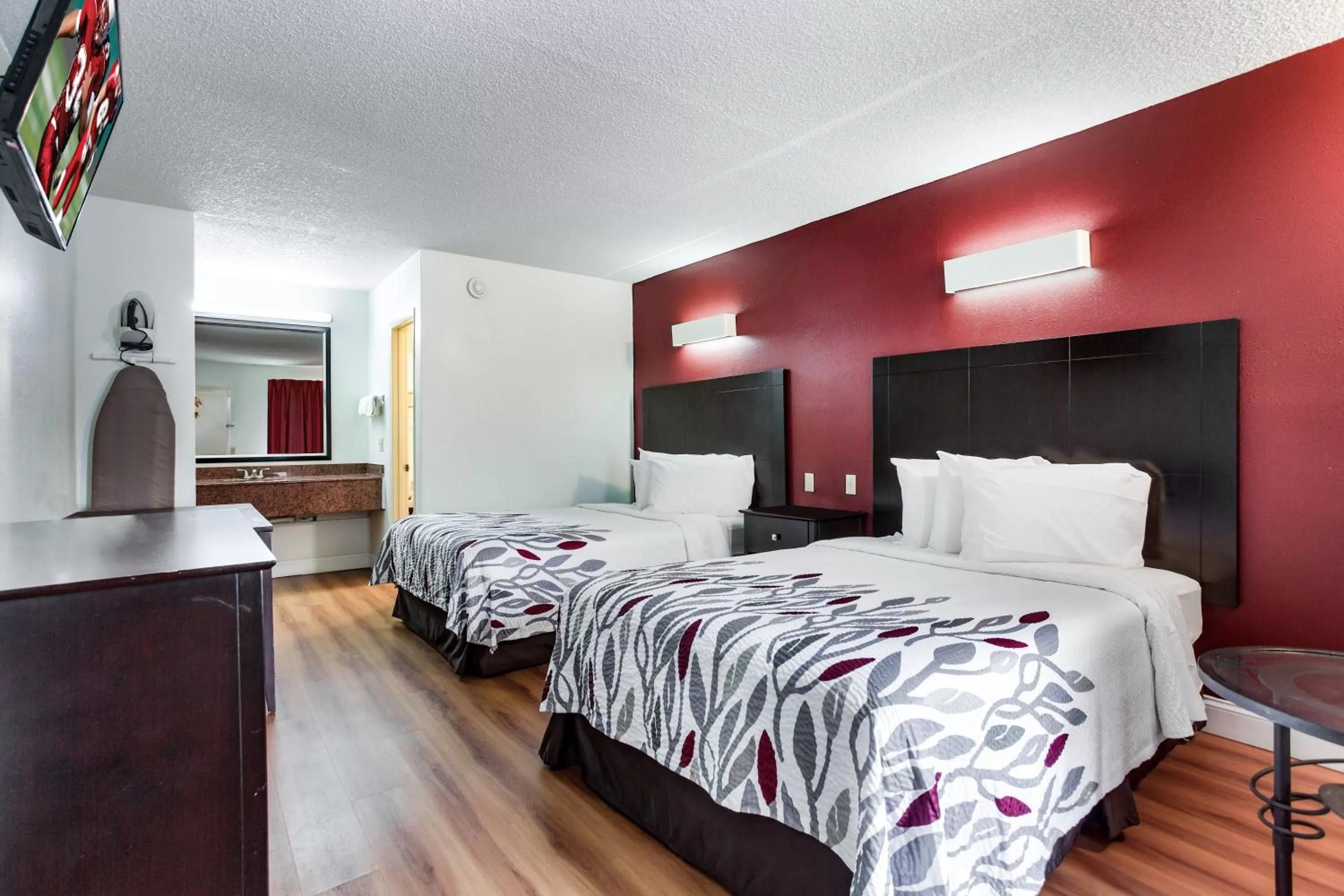 Photo of the whole room, Bed in Red Roof Inn Monteagle - I-24