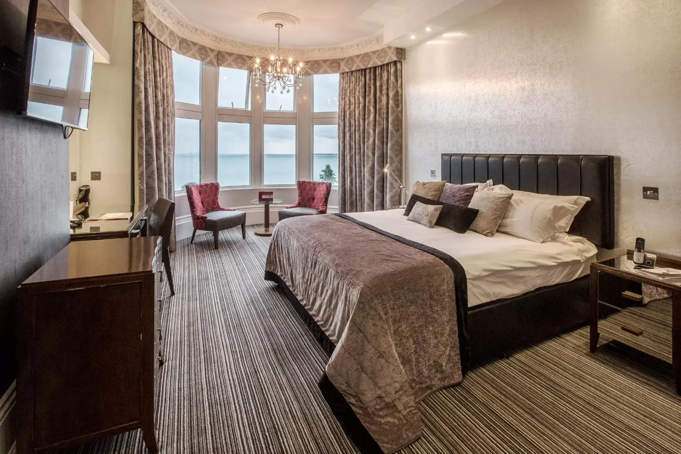 Bedroom in Muthu Westcliff Hotel (Near London Southend Airport)