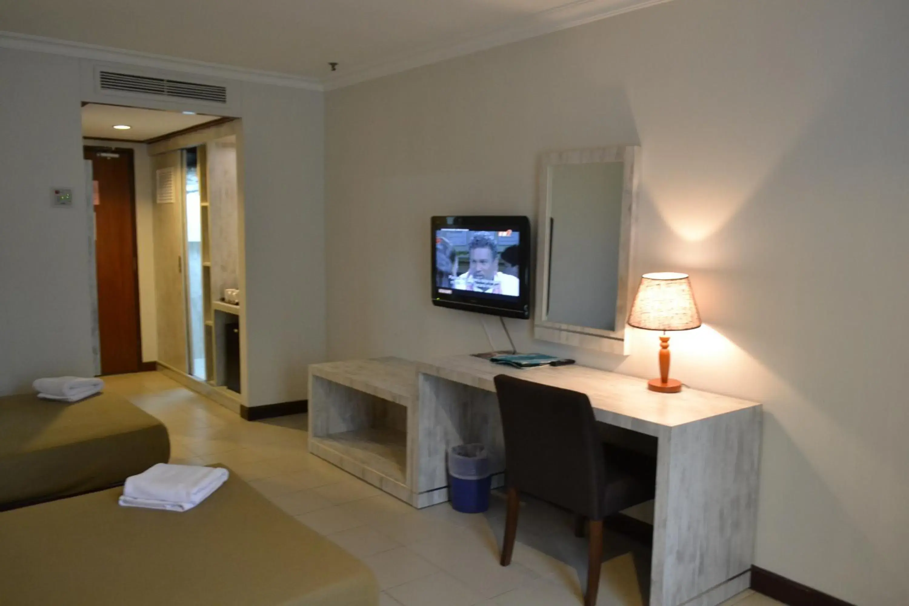 Bedroom, TV/Entertainment Center in De Rhu Beach Resort