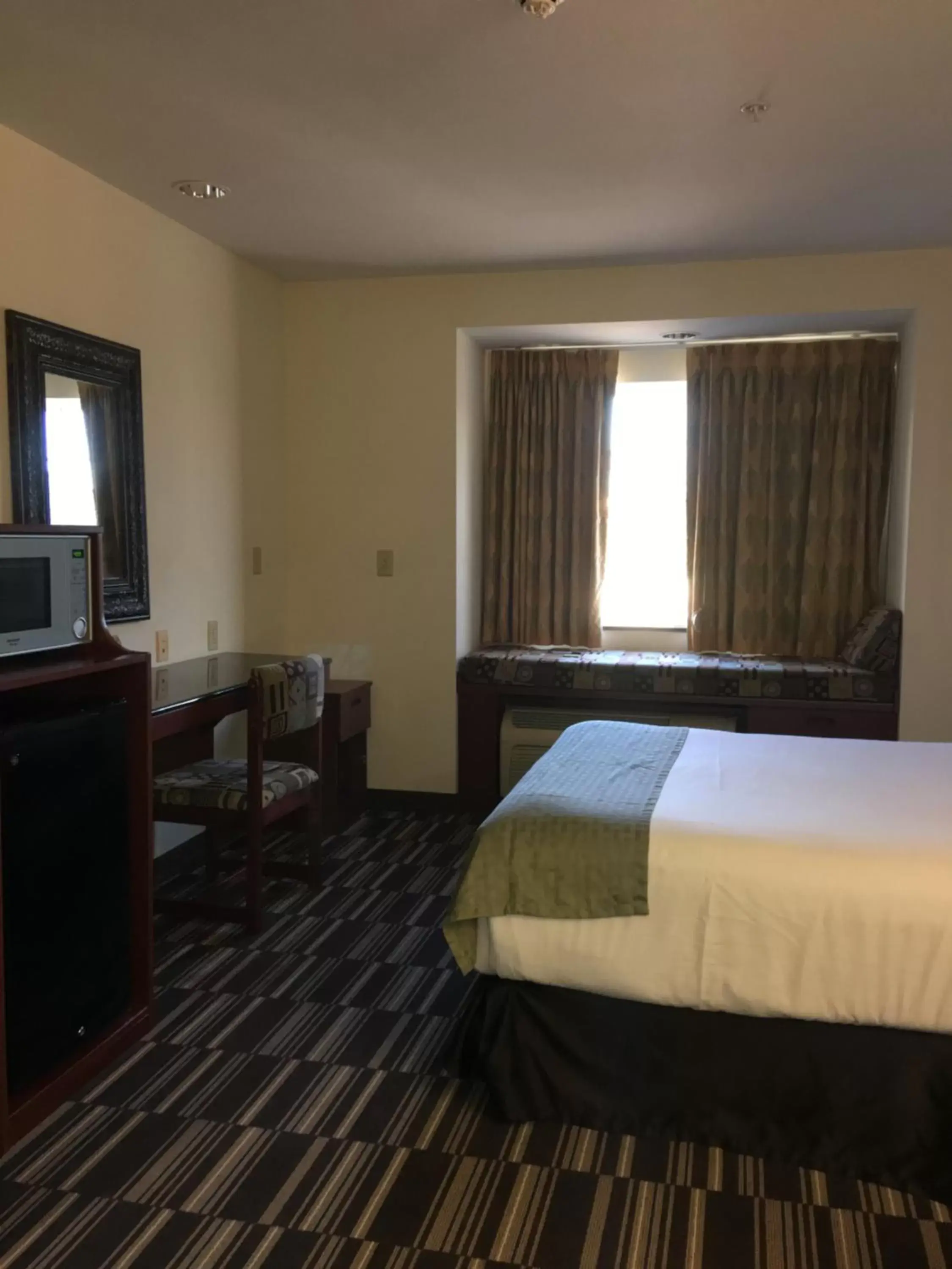 Photo of the whole room, Bed in Microtel Inn & Suites by Wyndham Indianapolis Airport
