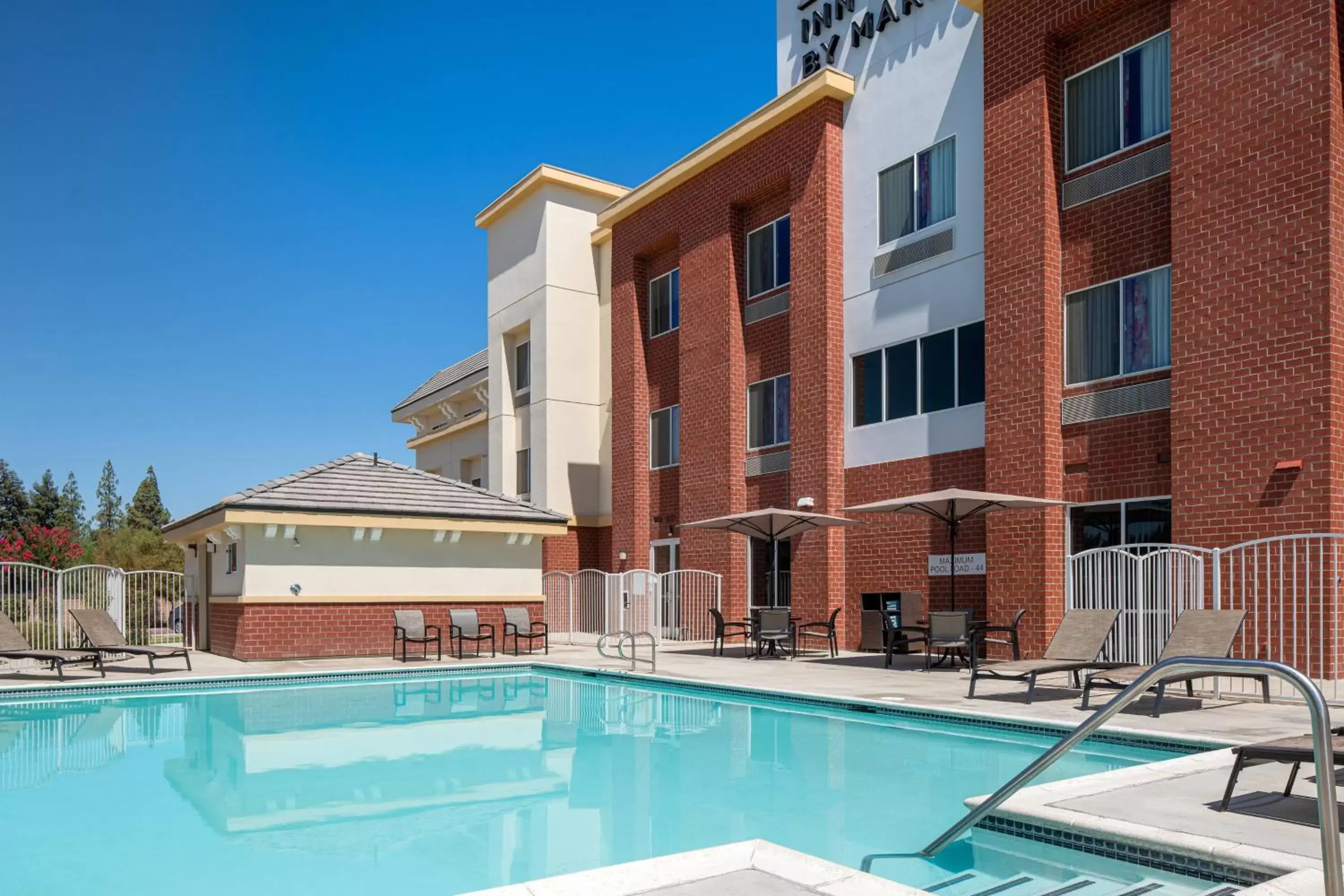 Swimming pool, Property Building in Fairfield Inn & Suites by Marriott Visalia Tulare