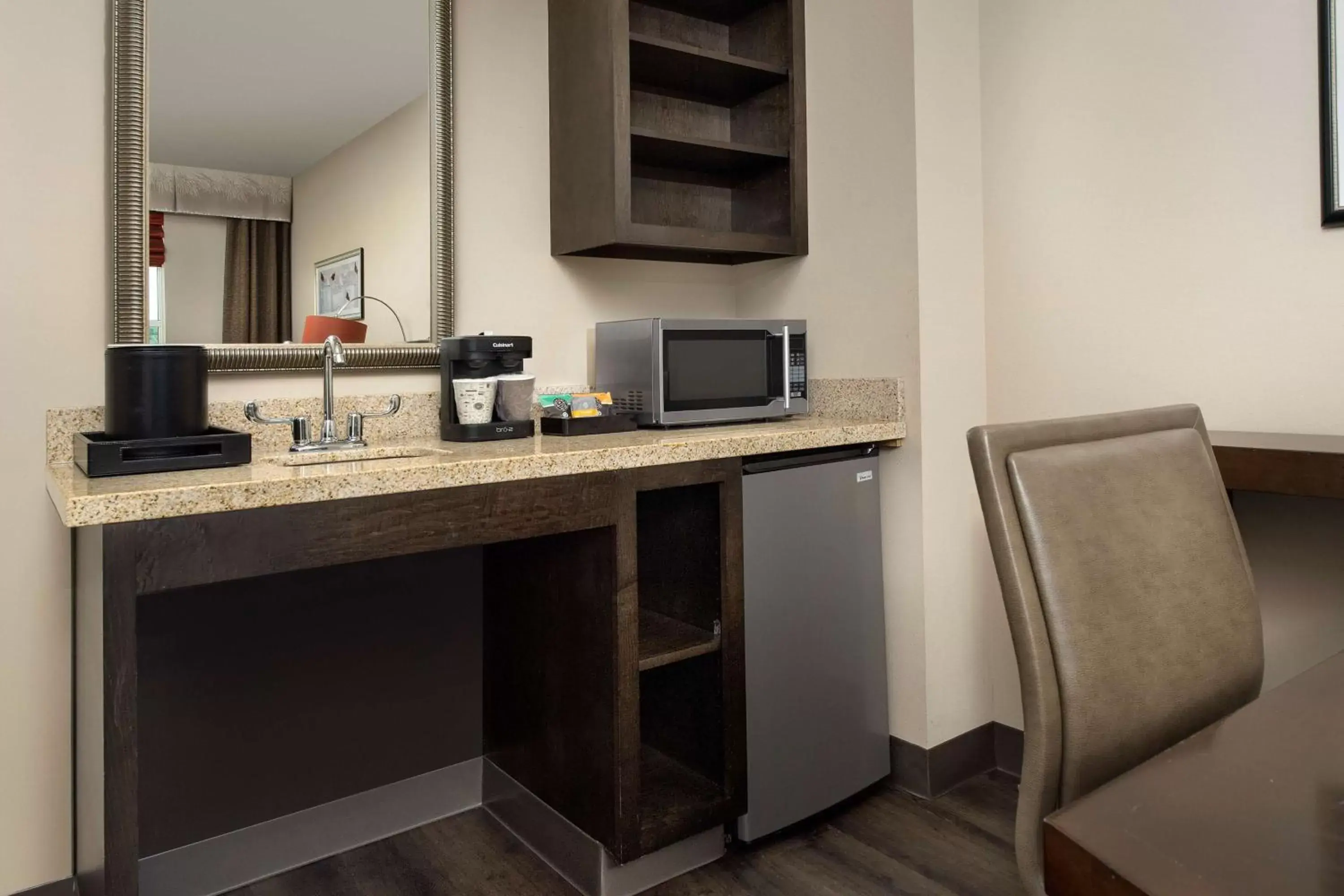 Kitchen or kitchenette, Kitchen/Kitchenette in Embassy Suites by Hilton Birmingham Hoover