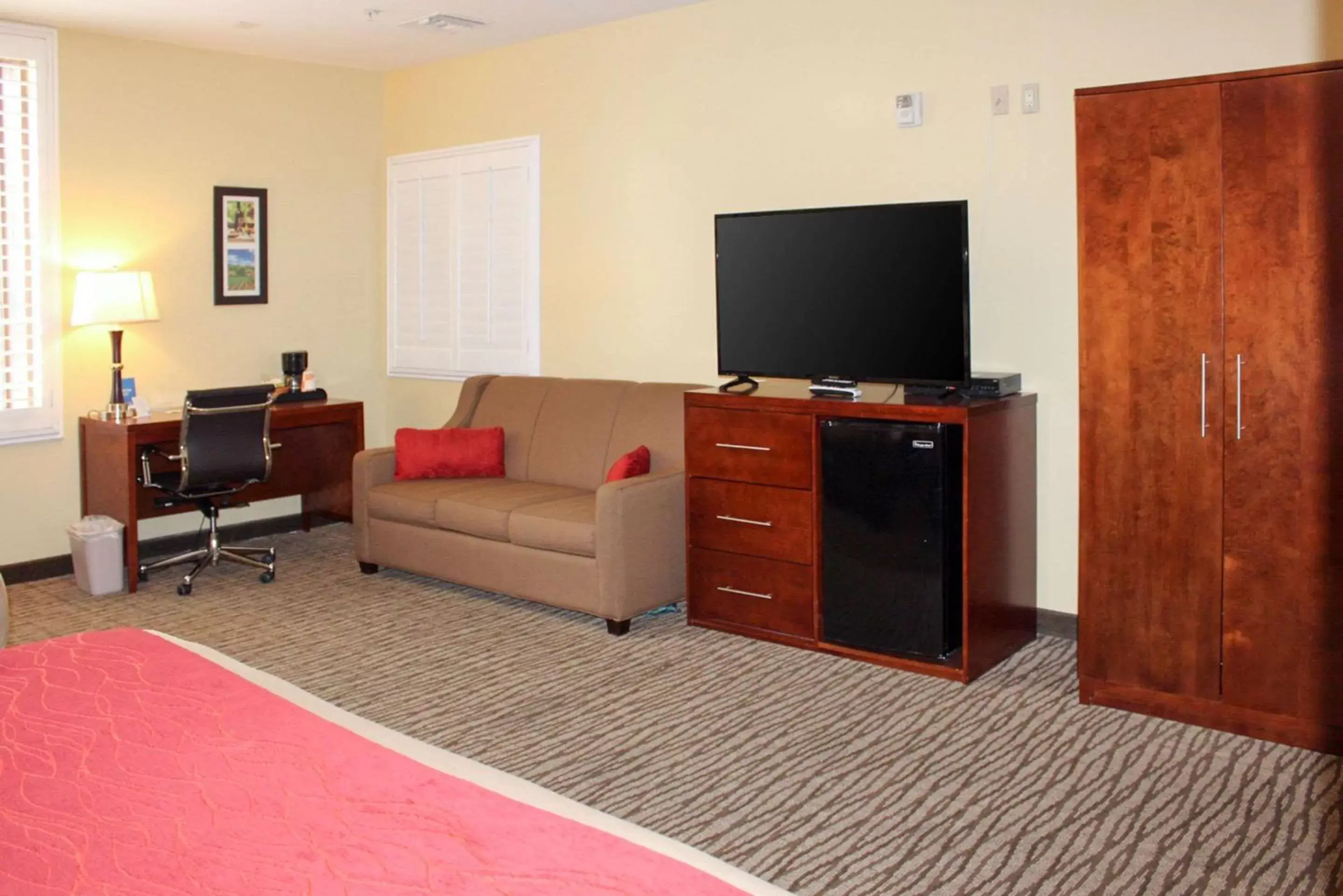 Photo of the whole room, TV/Entertainment Center in Comfort Inn Pomona Near FairPlex