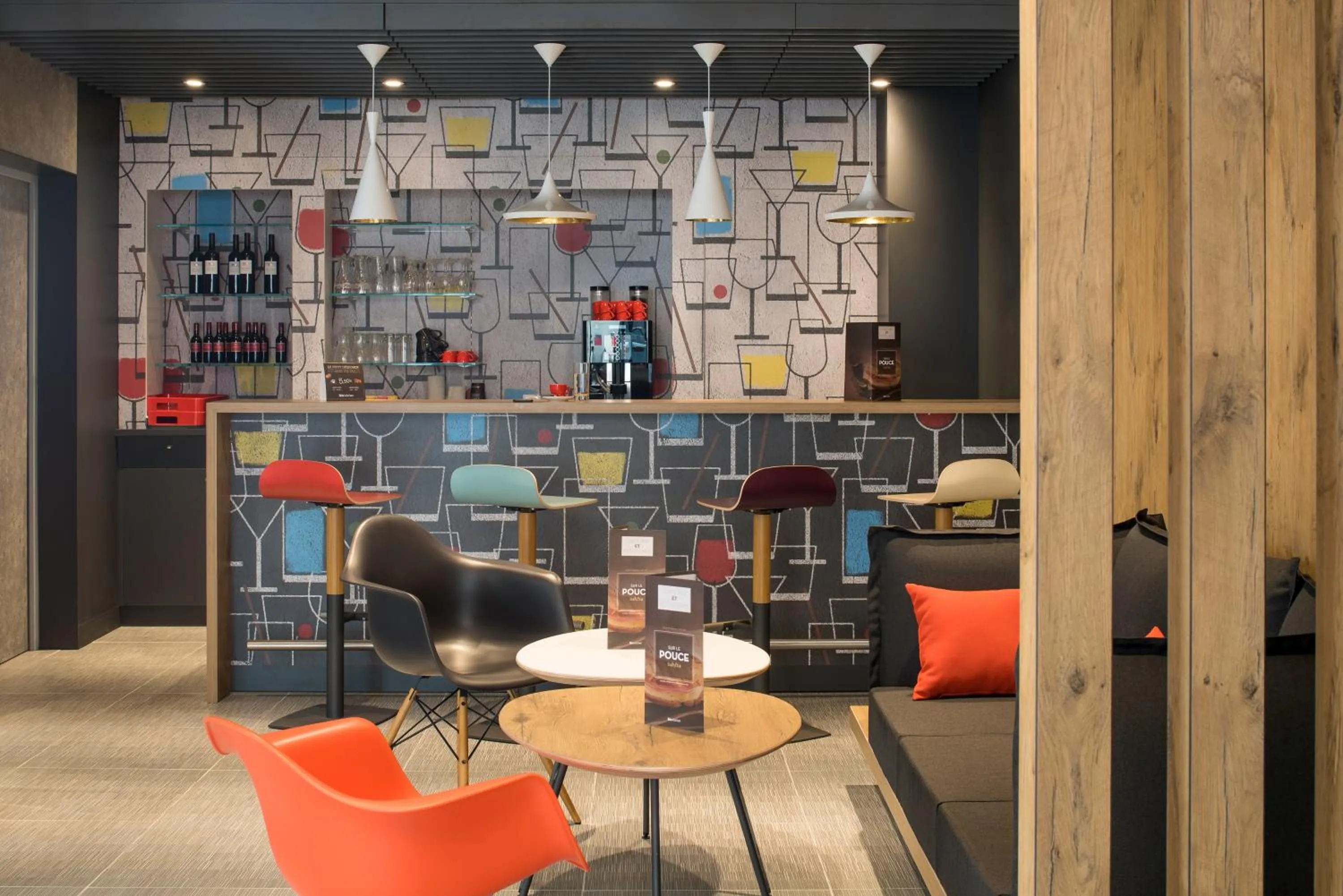 Lounge or bar in ibis Saint Germain en Laye Centre