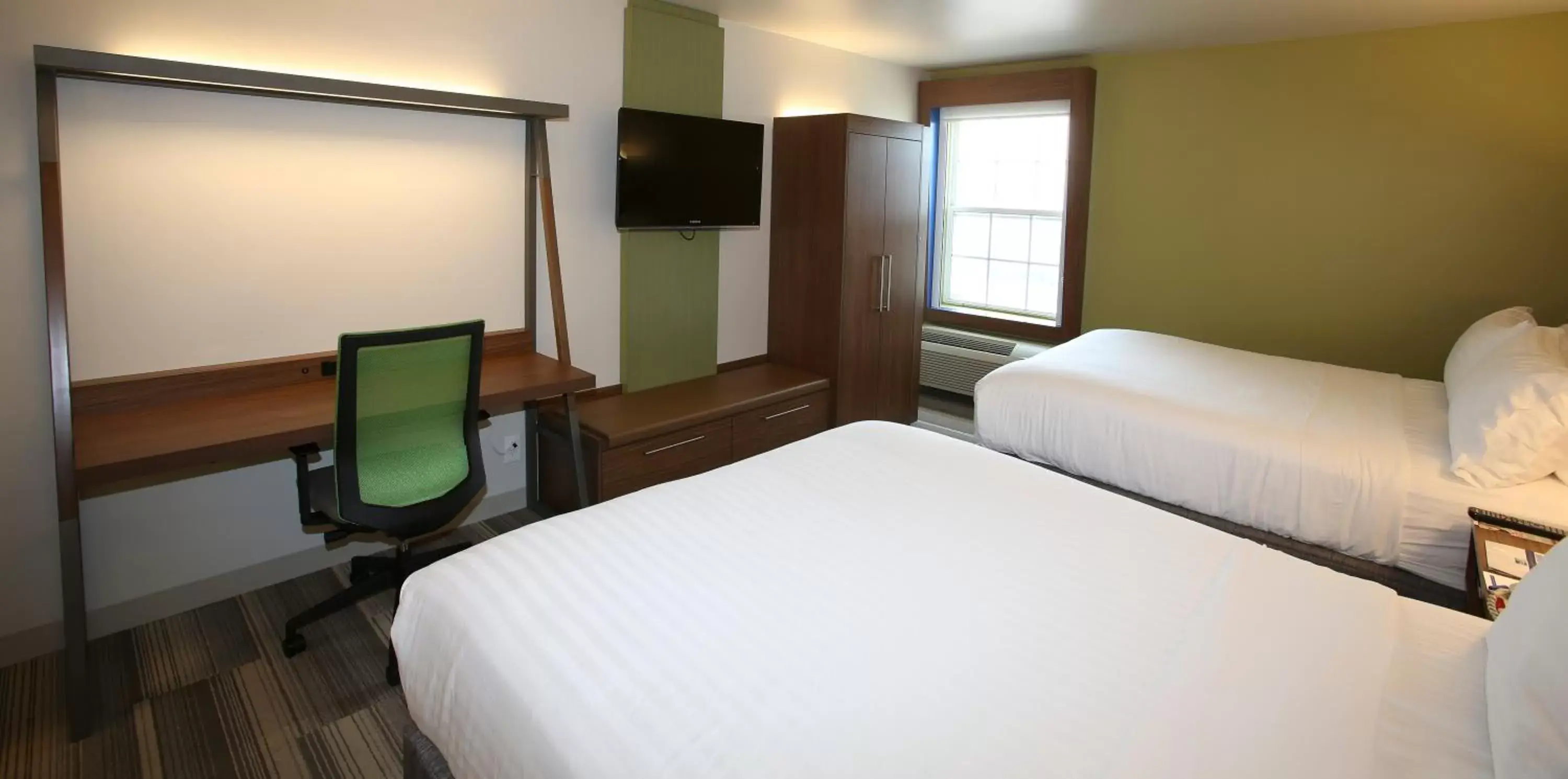 Bed in Holiday Inn Express Phoenix-Airport/University Drive, an IHG Hotel