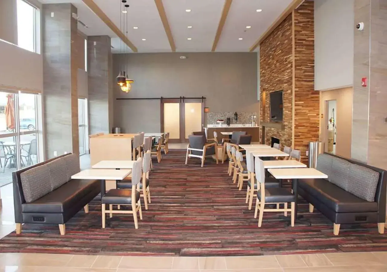Communal lounge/ TV room, Restaurant/Places to Eat in La Quinta Inn & Suites by Wyndham Perry