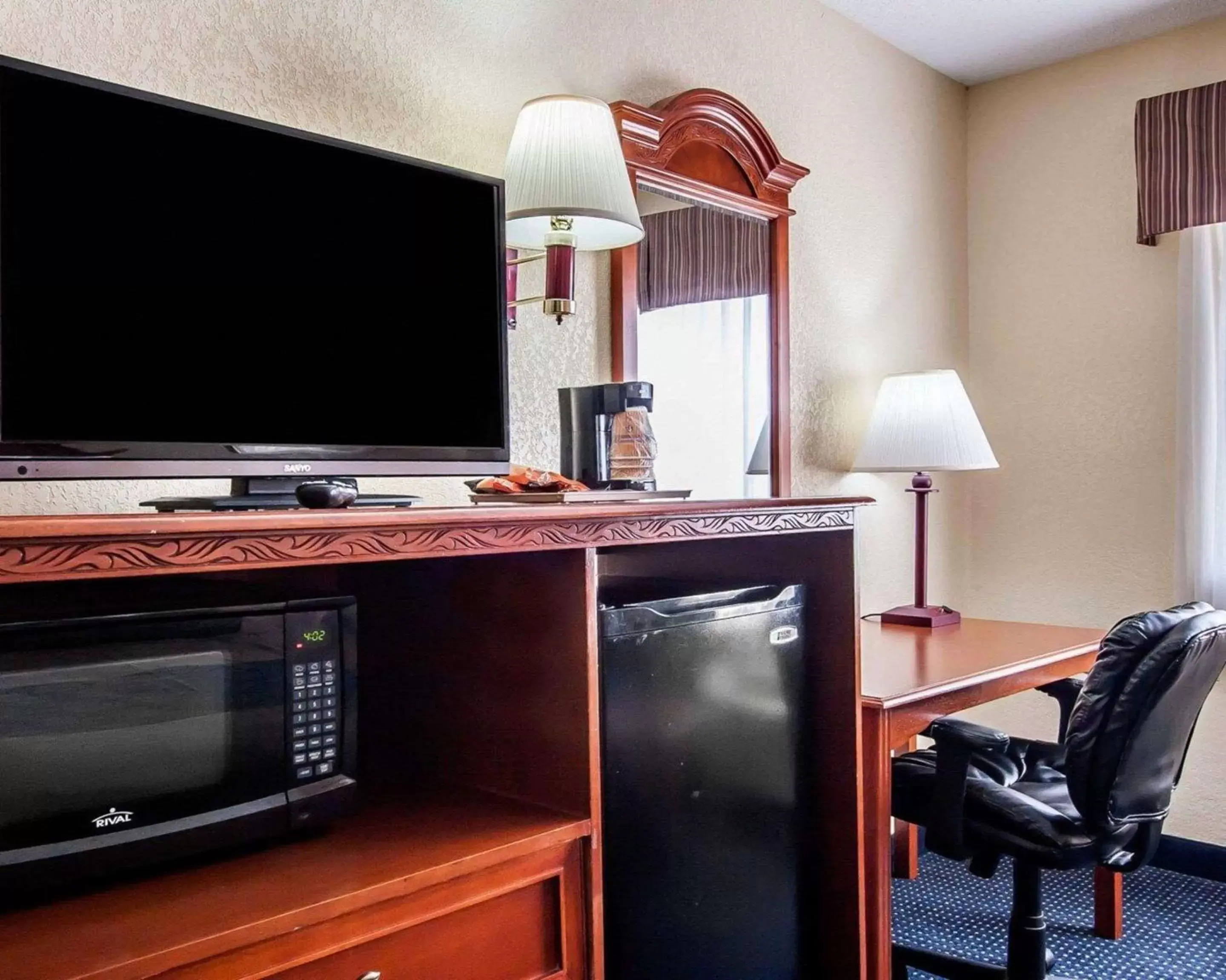 Photo of the whole room, TV/Entertainment Center in Econo Lodge - Prattville